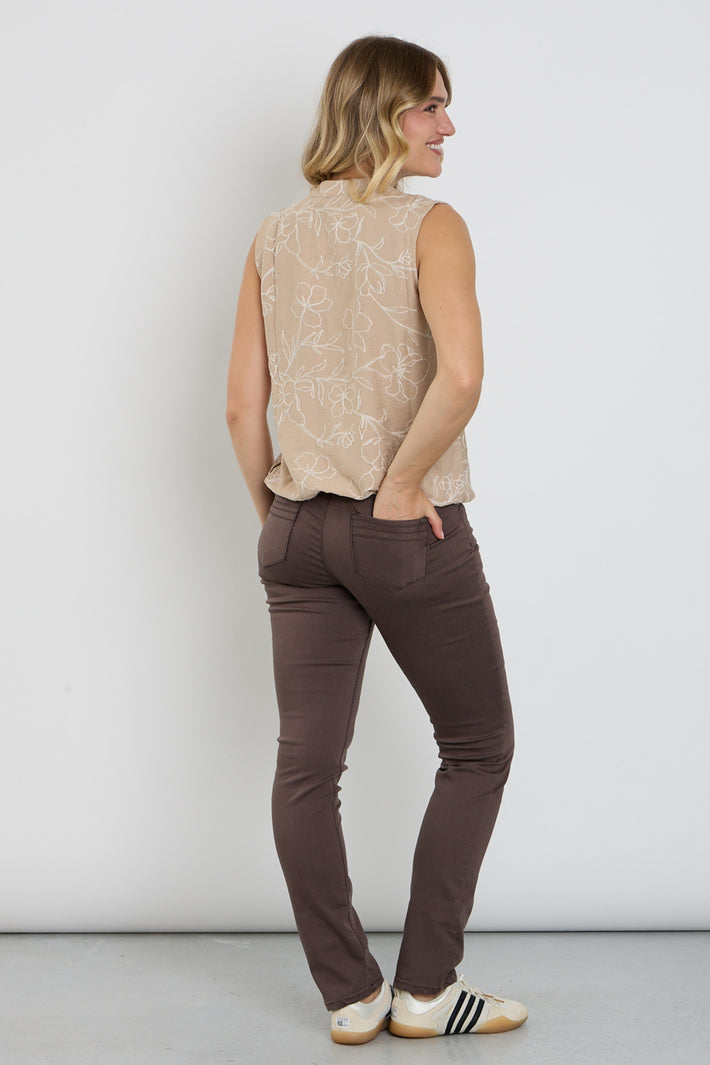 Donkerbruine Enjoy 5-pocket broek met casual pasvorm en details, zichtbaar op de afbeelding.