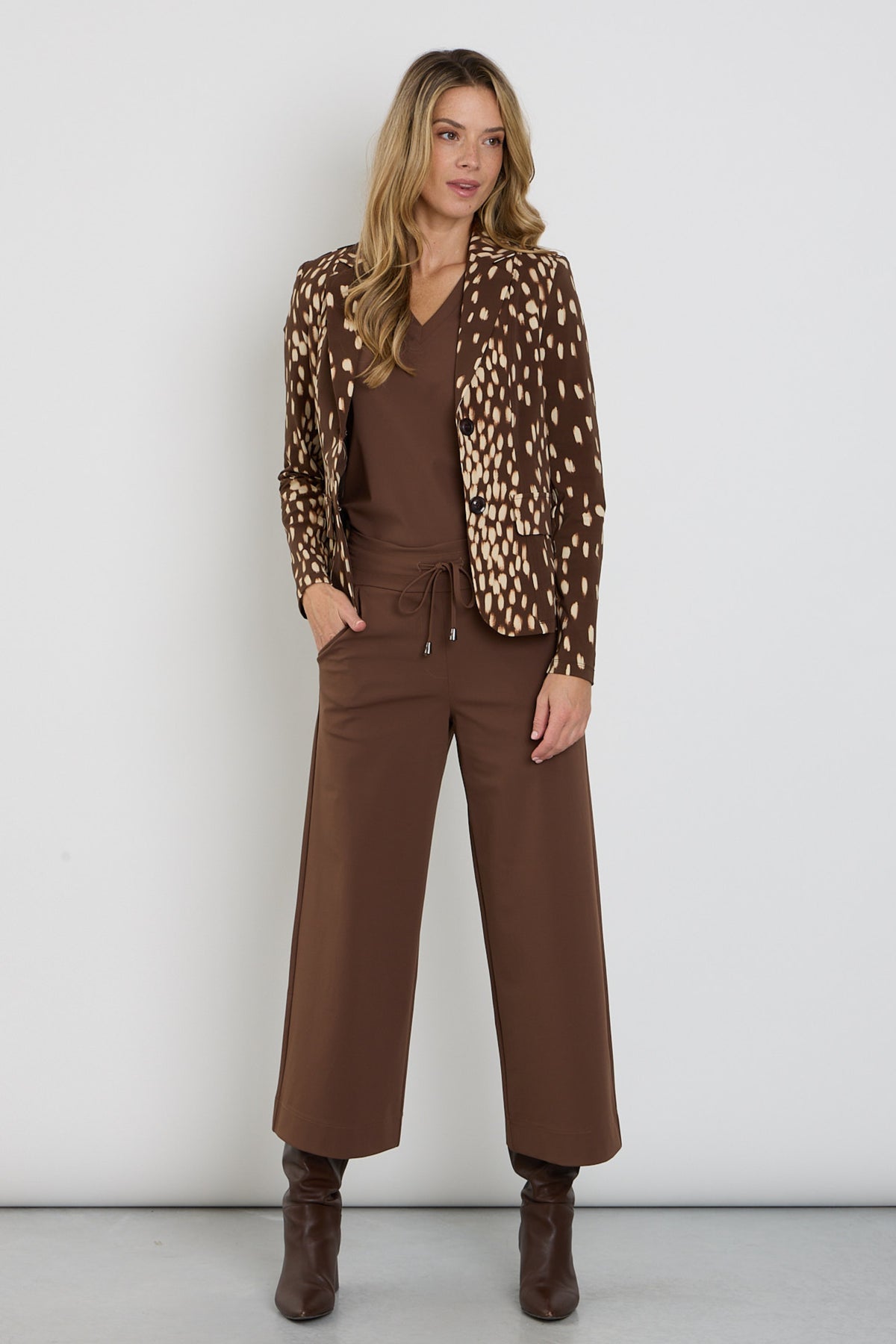Lichte reisbroek van Mi Piace in chestnut kleur, met praktische zakken en comfortabele pasvorm voor reizen en dagelijks gebruik.
