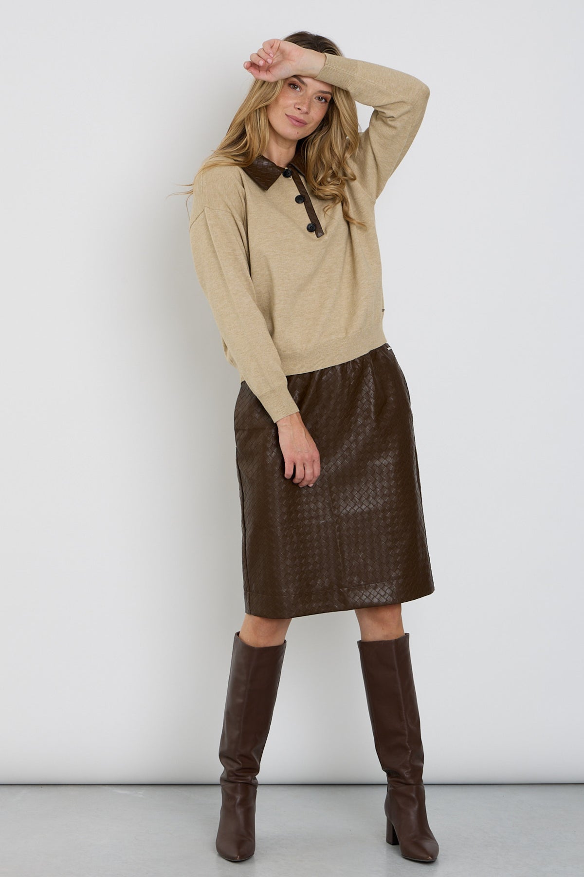Vegan leren rok met geweven textuur in chestnut kleur door Mi Piace, close-up van de stoffen en patroon.