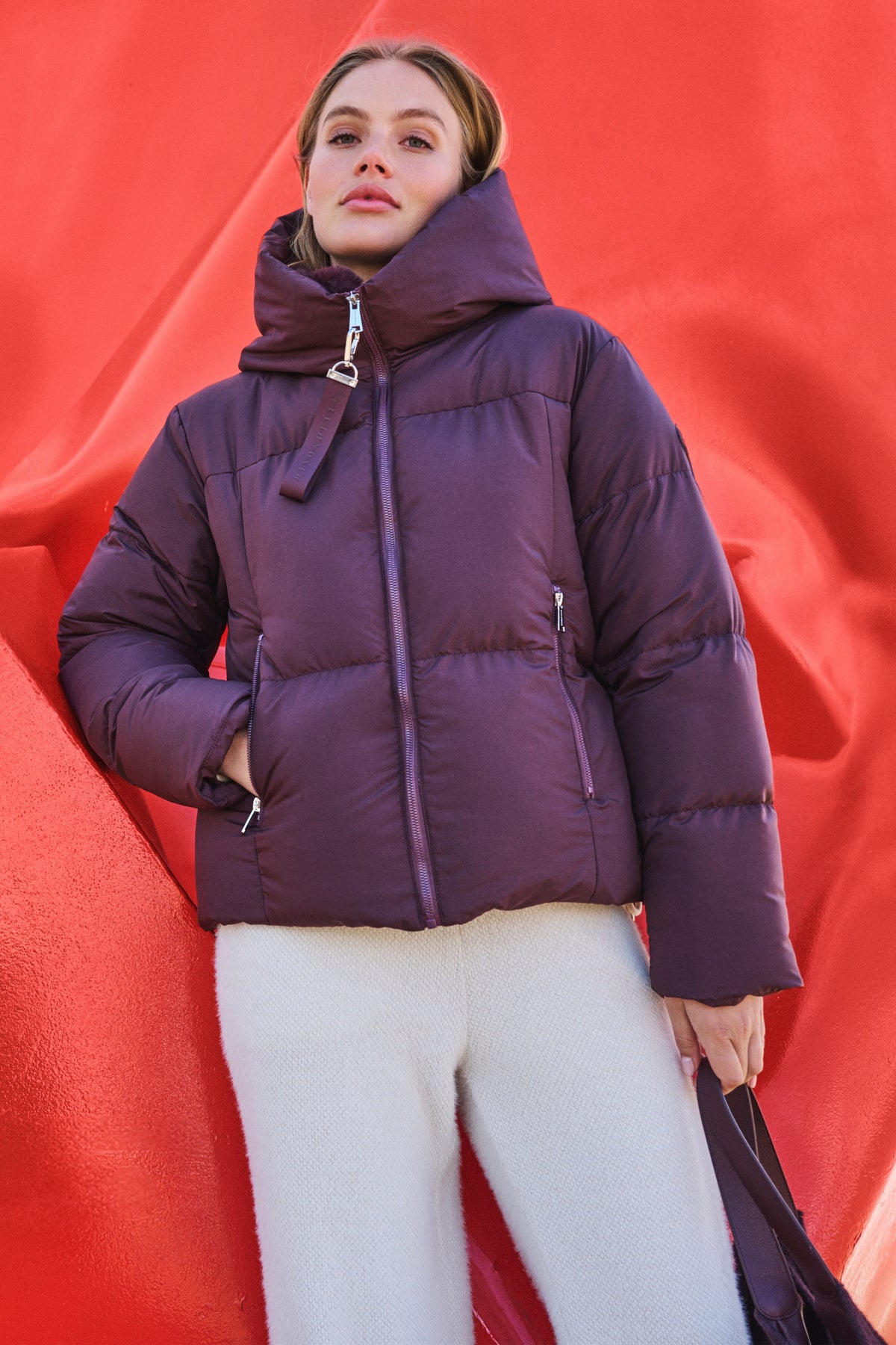 Lichte Joni Fudge Cloak jas van Rino & Pelle met capuchon en ritssluiting, gedragen door een model in een natuurlijke pose.