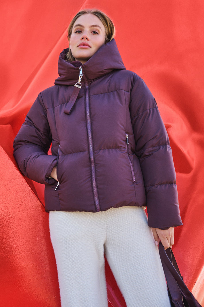 Lichte Joni Fudge Cloak jas van Rino & Pelle met capuchon en ritssluiting, gedragen door een model in een natuurlijke pose.