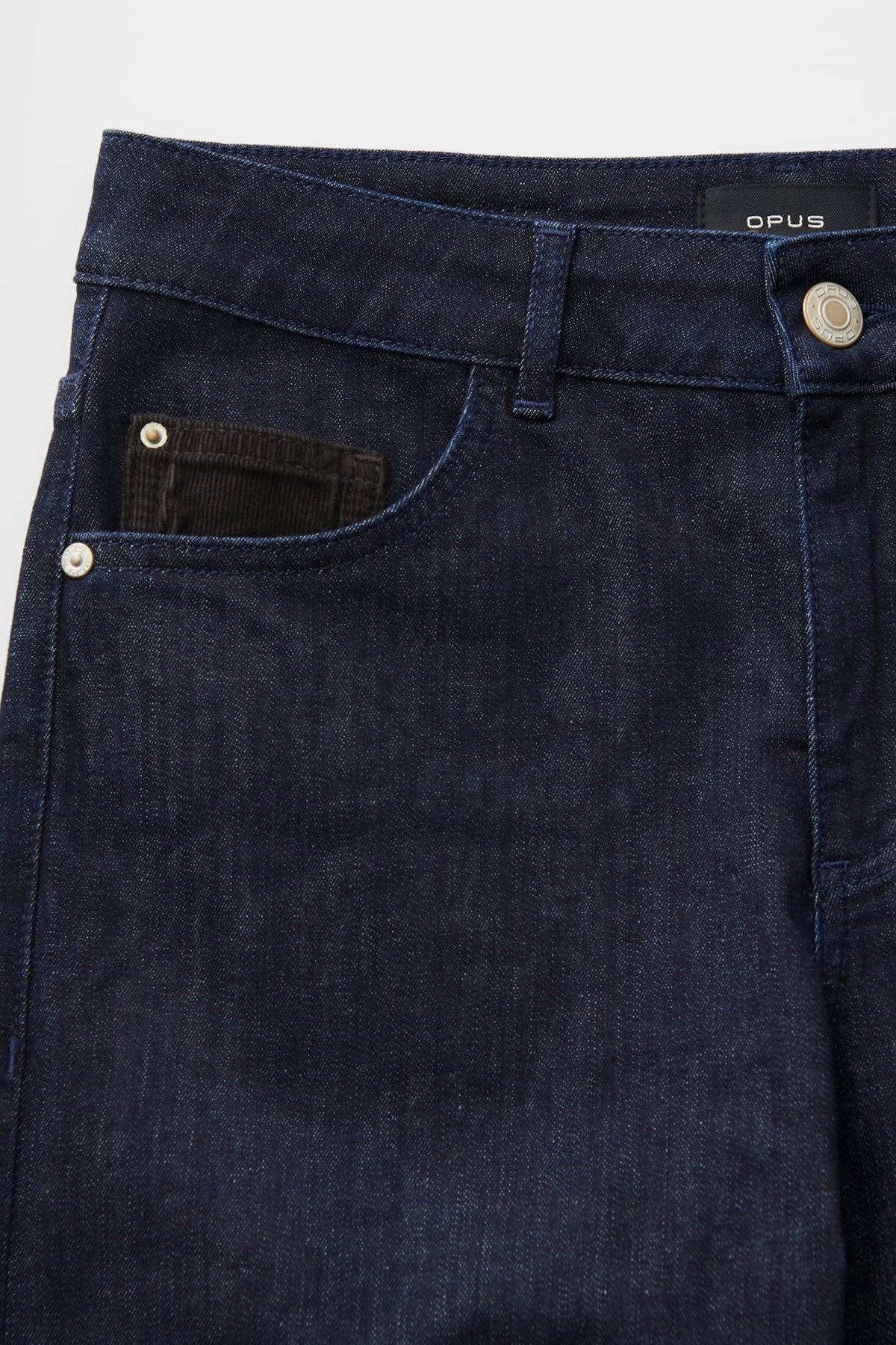 Opus Miva City Rinsed Blue jeans in maat L28, getailleerde pasvorm, denim stof, lichte wassing, gedragen door een model in een neutrale setting.