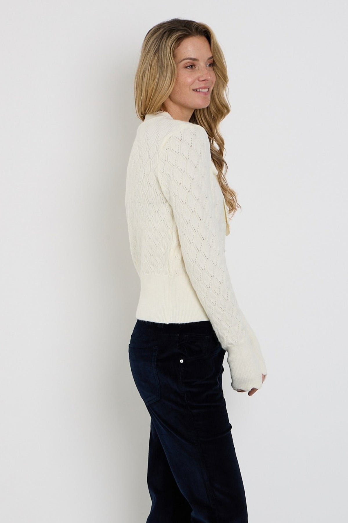 Offwhite vest met ajour patroon en strikdetails van Mi Piace, elegante damesvest met opengewerkte structuur.