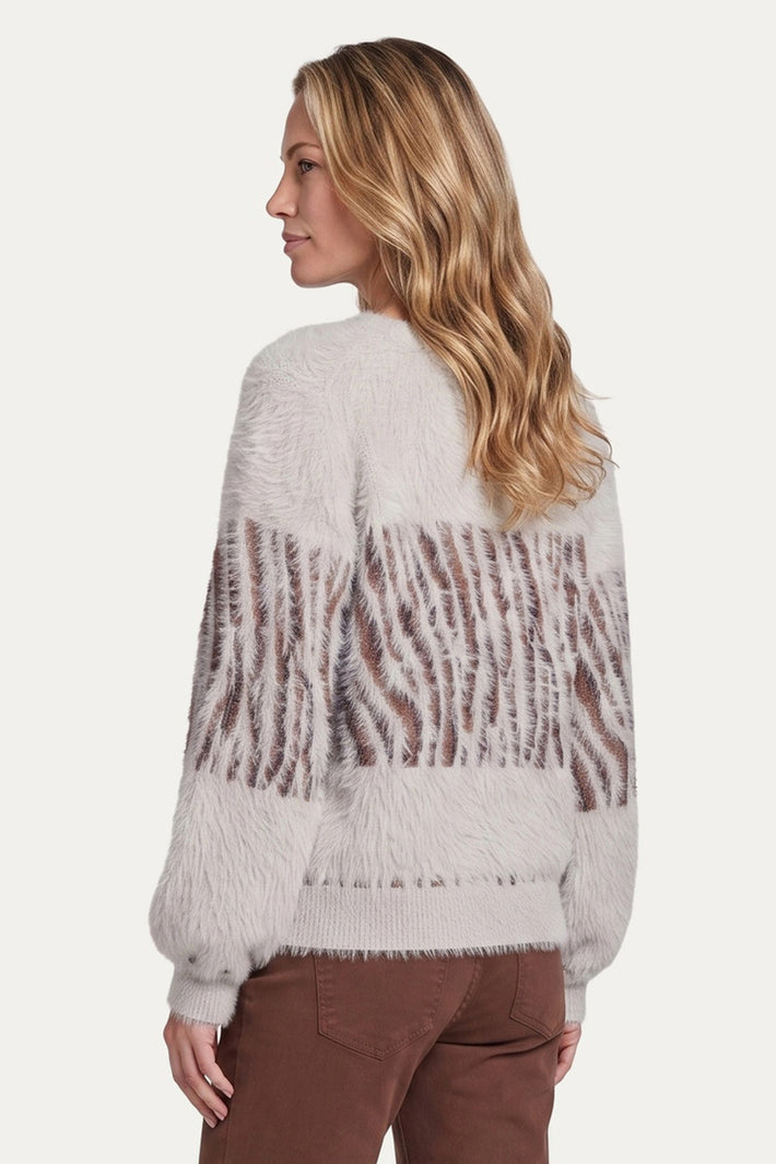 G-maxx Isabeau Knit Sand top in lichtbruine kleur, zachte stof en ronde hals, gedragen door een model.