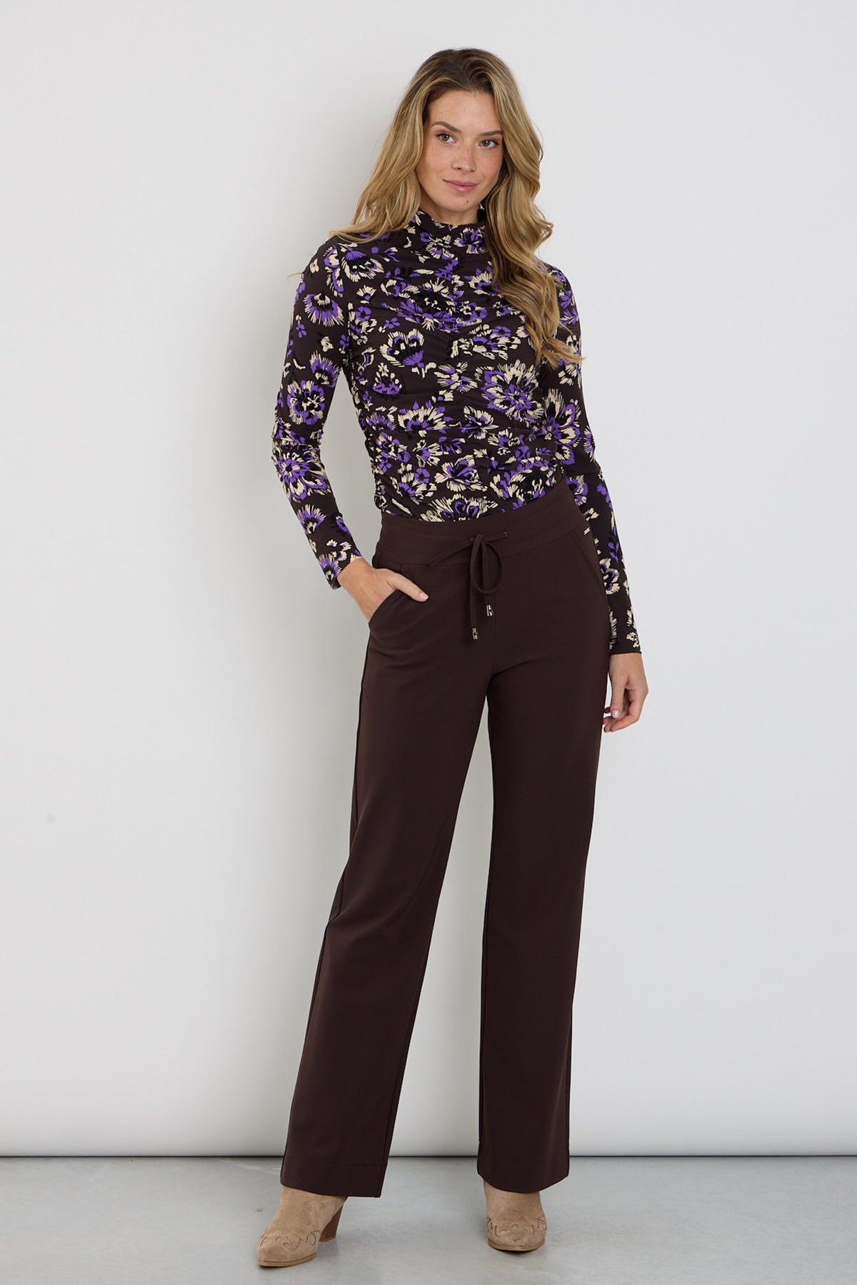 Mi Piace Bonded Travel Broek flared in espresso kleur, comfortabel en stijlvol met elastische taille en wijde pijpen.