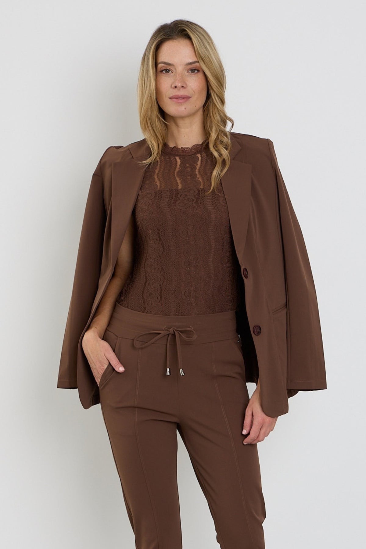 Mi Piace Travel Top Kant Chestnut, lichtbruin damestop met ronde hals en korte mouwen, gedragen door een model.