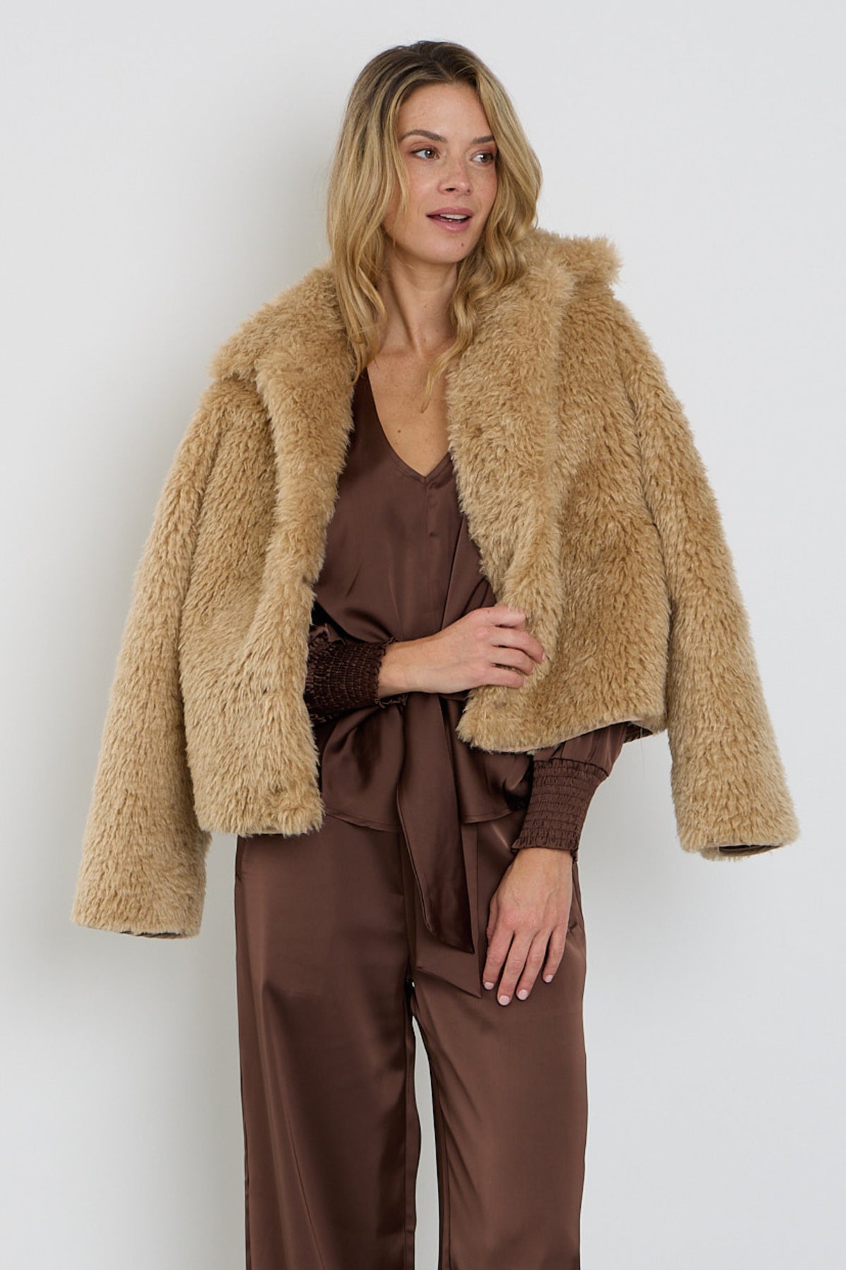 Zachte satijnen blouse met knoopdetail in chestnutkleur van Mi Piace, getoond met kraag en lange mouwen.