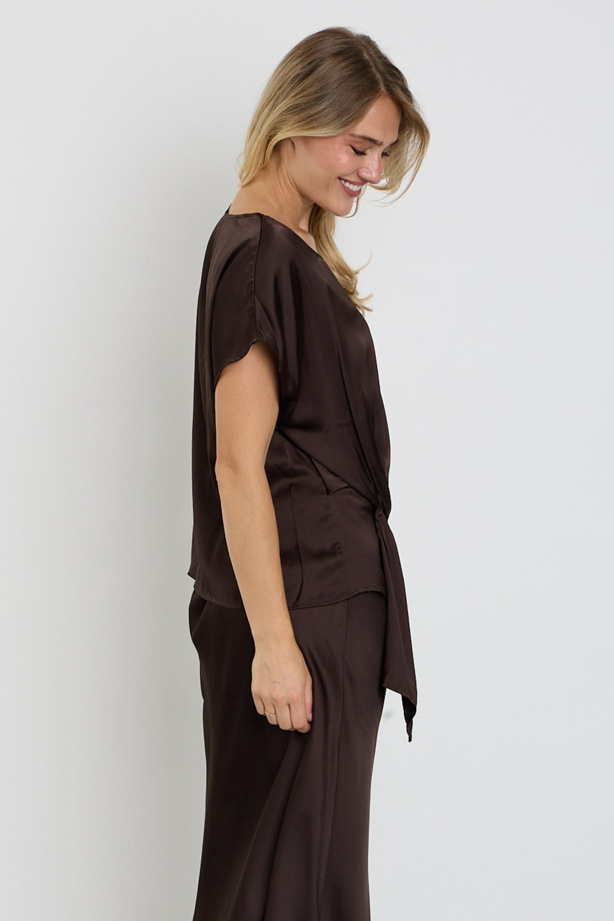 Donkere blouse van Freequent met vrolijke prints en lange mouwen, model Fqdova Mole 211561 op een witte achtergrond