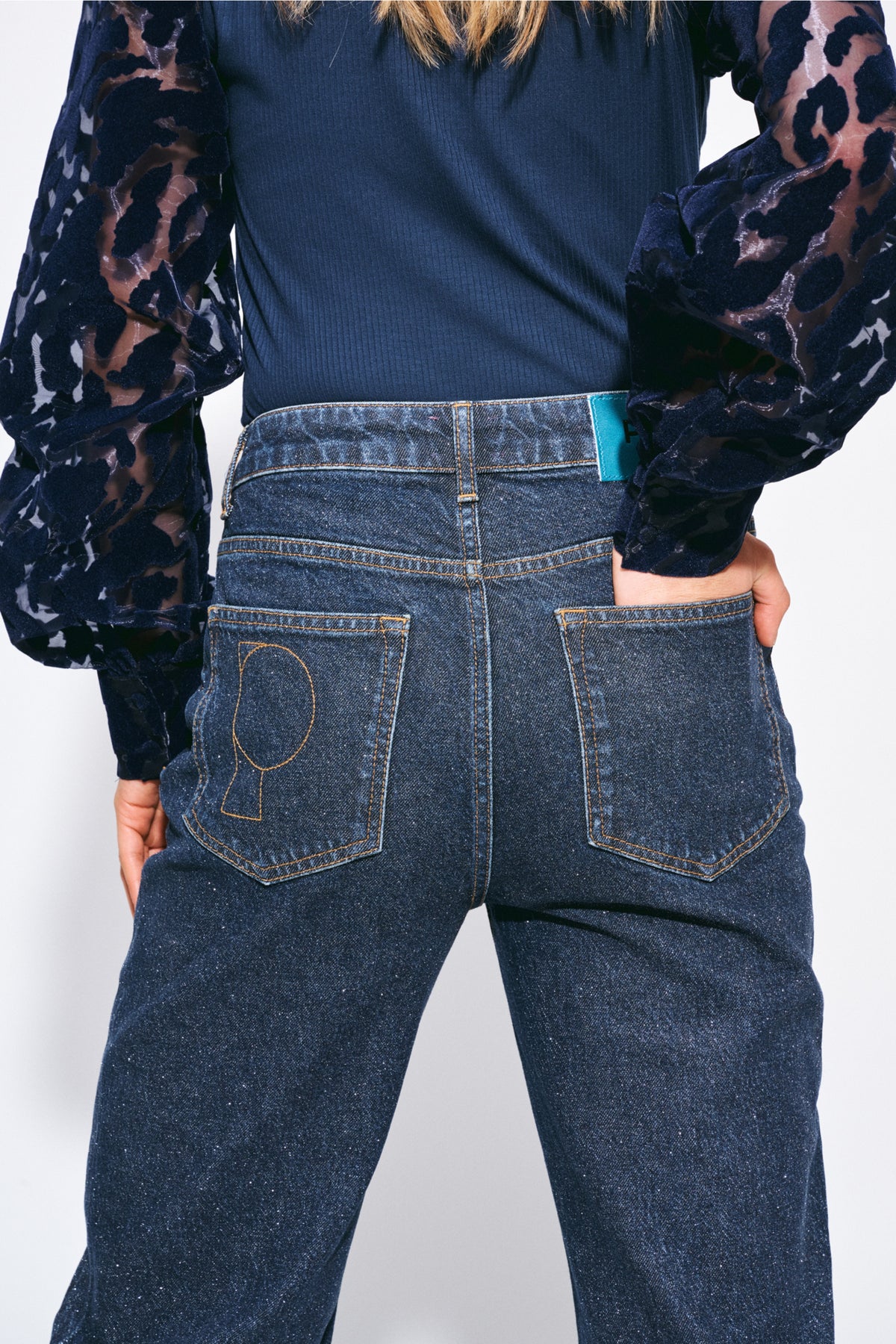 POM Amsterdam Britt Eternal Blue top, blauw, met kleurrijke patronen en comfortabele pasvorm, zichtbaar op de afbeelding.