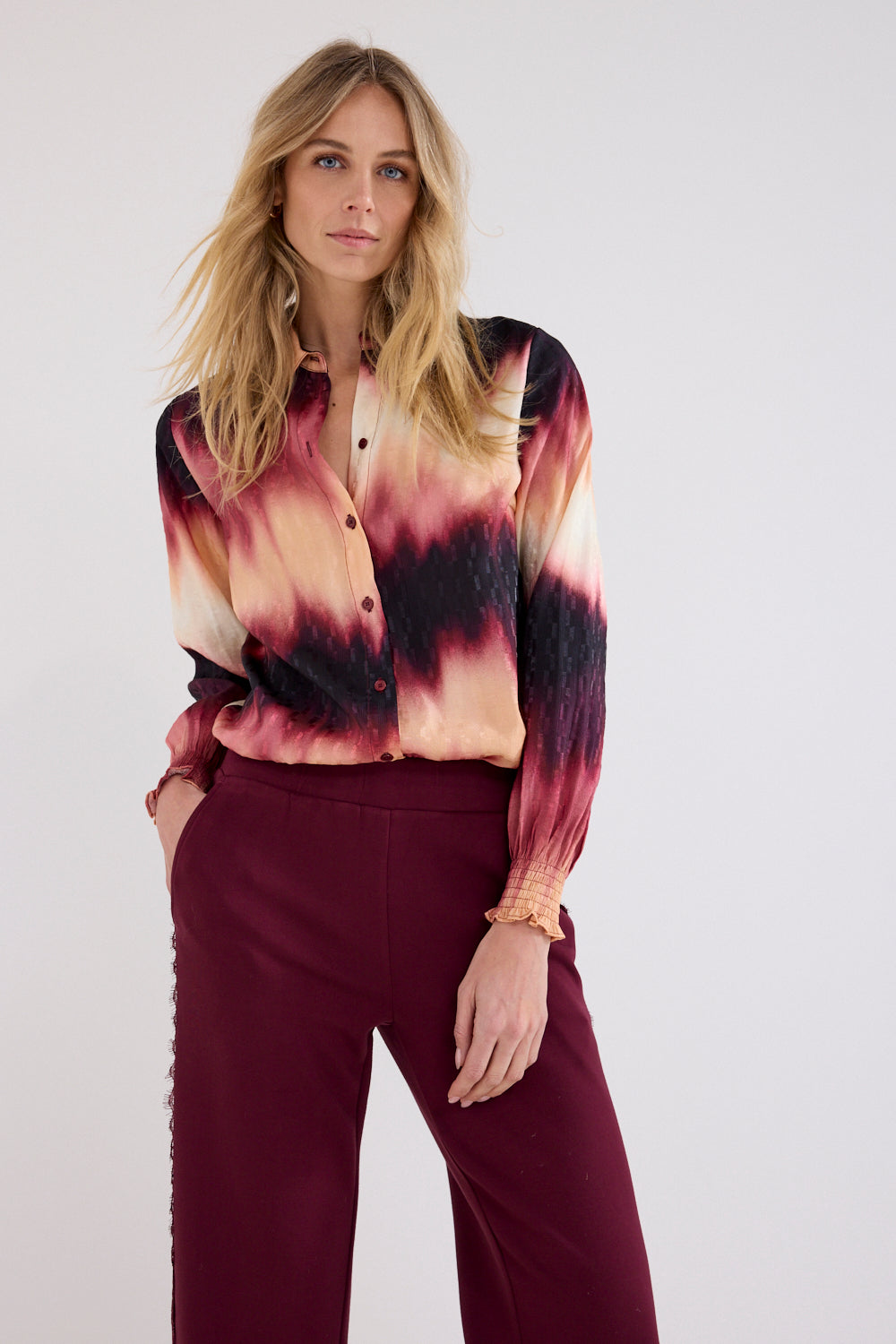 Lichte blouse van Tramontana met herfstachtig tie-dye print in granaatappelkleuren, geschikt voor herfst- en winterdagen.