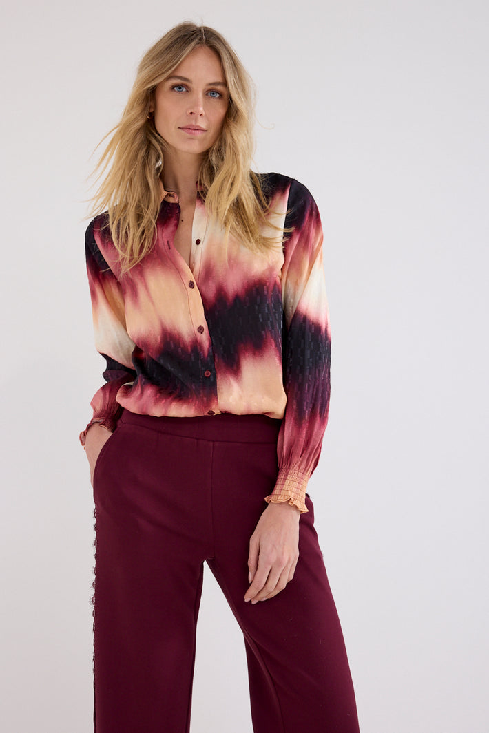 Lichte blouse van Tramontana met herfstachtig tie-dye print in granaatappelkleuren, geschikt voor herfst- en winterdagen.