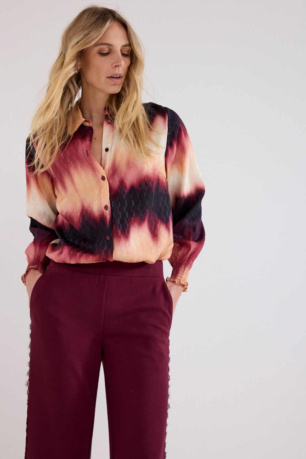 Lichte herfstblouse van Tramontana met tie-dye print in granaatappelrood, korte mouwen en losvallende pasvorm.