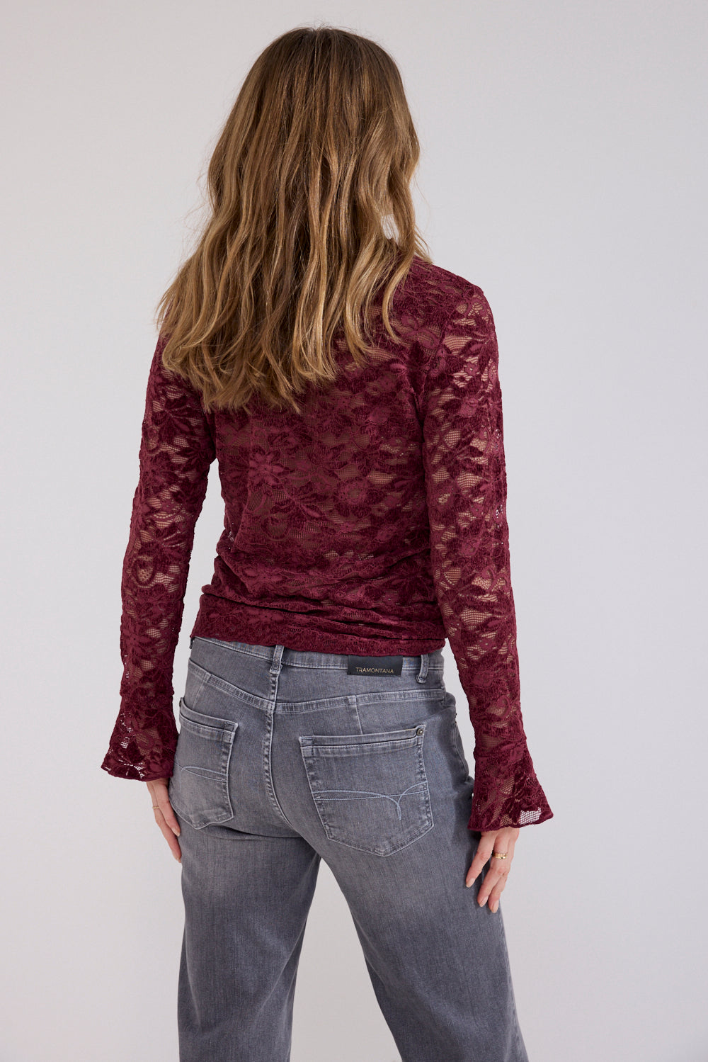 Luxe velvet stretch kanten top in granaat, Tramontana C65-21-401, met elegante details en verfijnde textuur.