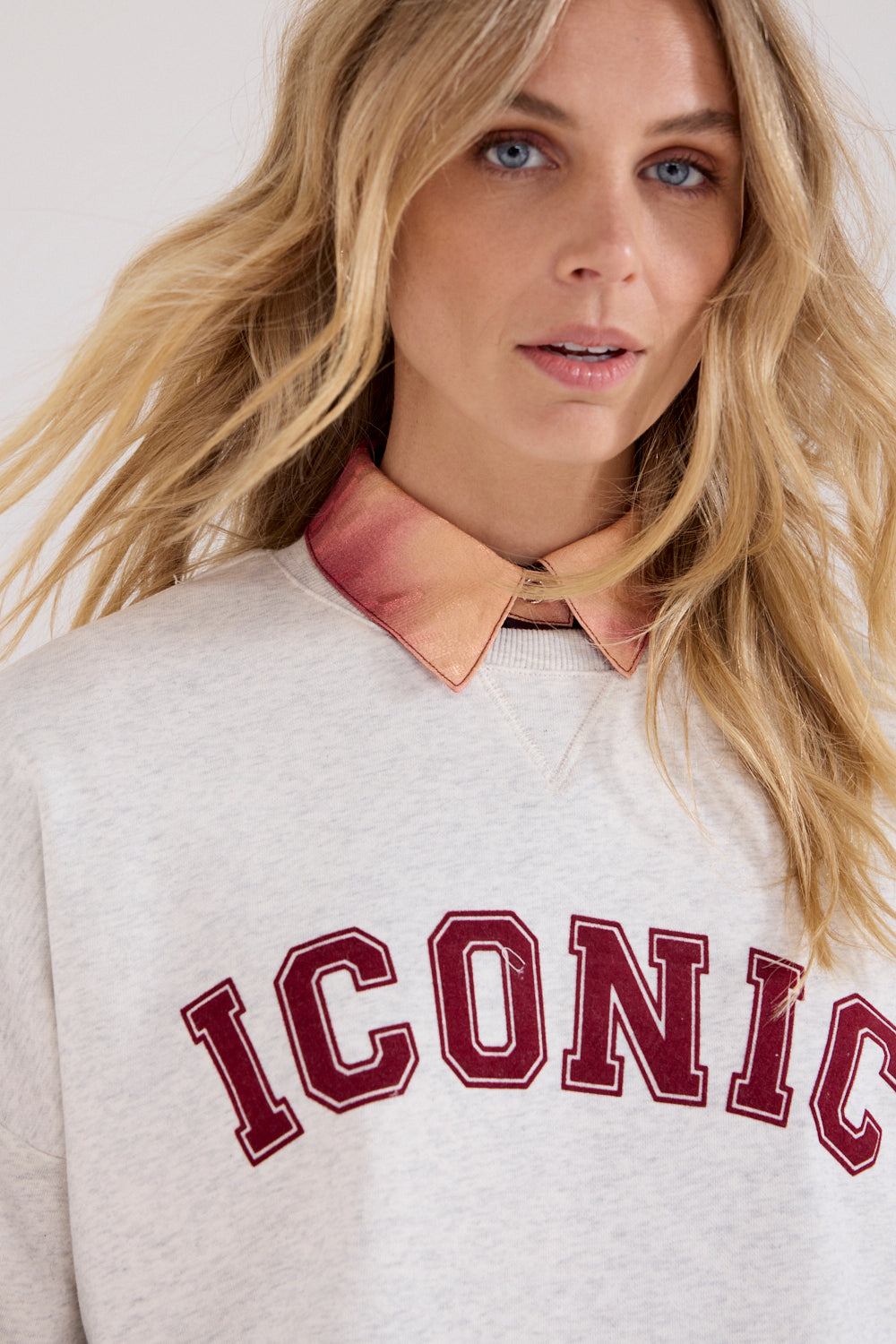 Tramontana Iconic Snow sweater in grijs, close-up van de textured stof en ronde hals, voor dames en heren.