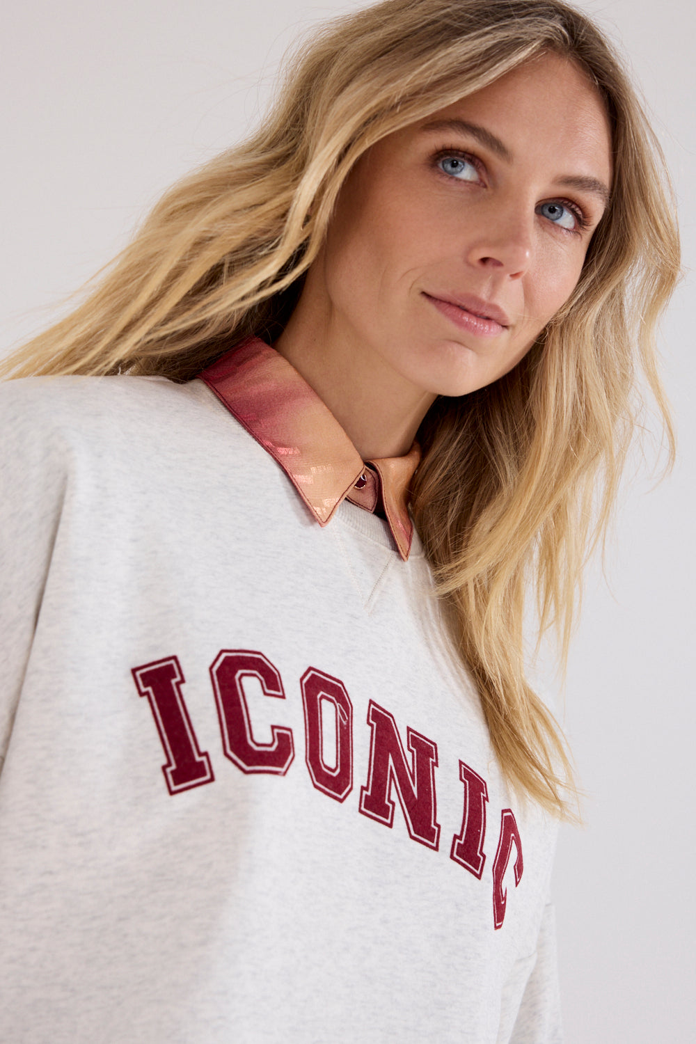 Tramontana iconisch snow sweater in grijs met ronde hals en zachte textuur, gedragen door een model op een winterachtige achtergrond