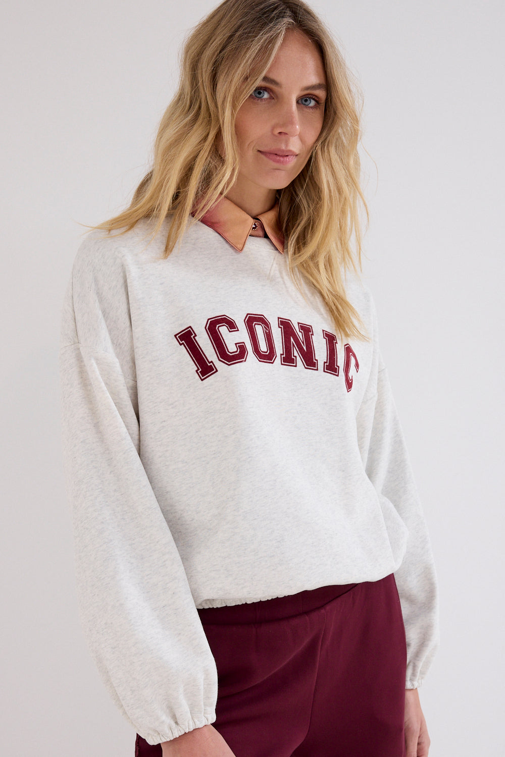 Tramontana Iconic Snow Sweater in grijs met warme, zachte stof en ronde hals, gedragen door een model.