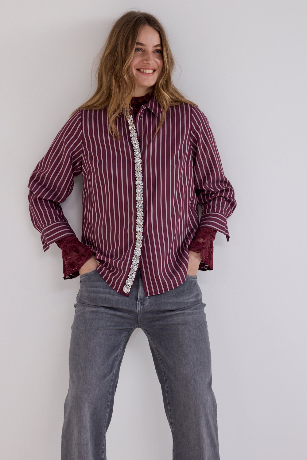 Blouse met strepen en strass details van Tramontana, met kraag en knoopsluiting, in een rode Pomegranate kleur.