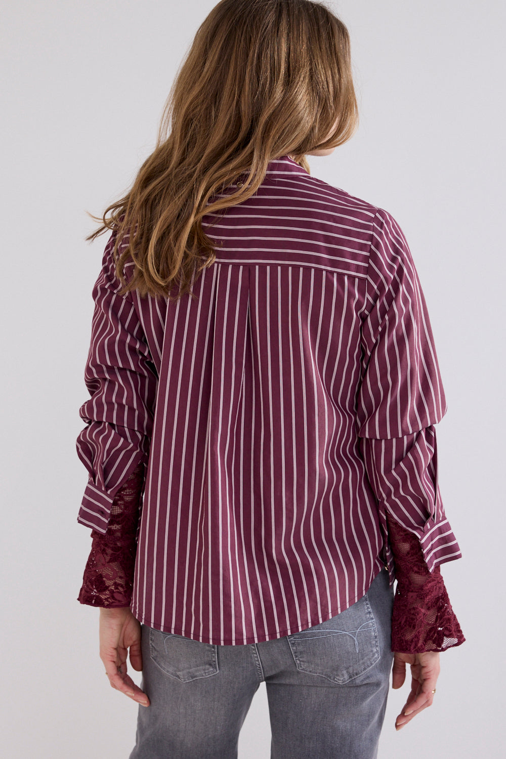 Gestreepte Tramontana blouse met strass knoopsluiting en kersenrode kleur, stijlvolle damesblouse voor casual of formeel draag.