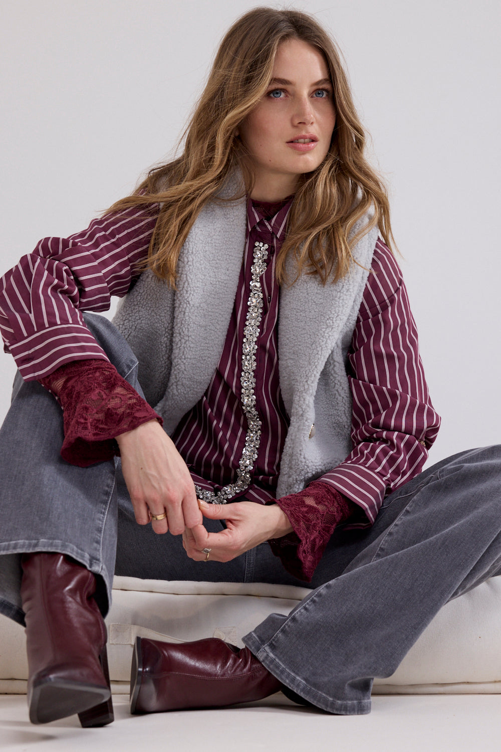 Lichte gestreepte blouse van Tramontana met strass details en knoopsluiting, in een frisse granaatkleur met lange mouwen.