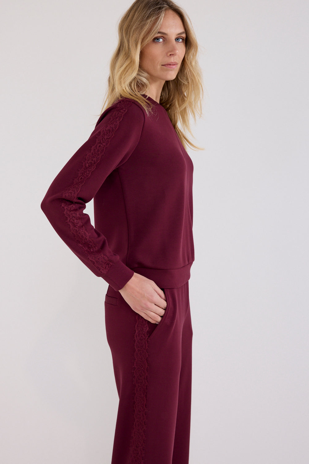 Donkere rode Tramontana technische sweattrui met lace-details, casual en comfortabel, gedragen door een model.