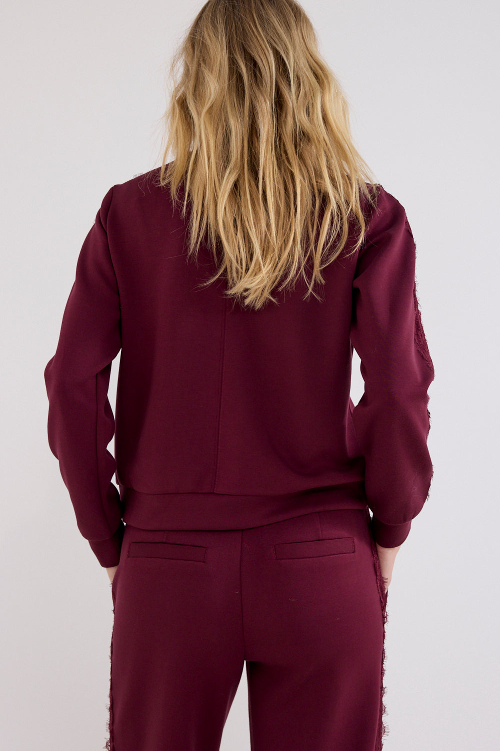 Donkerrode Tramontana technische sweater met kanten details, model Lace Pomegranate, getoond in een streetwear-stijl.
