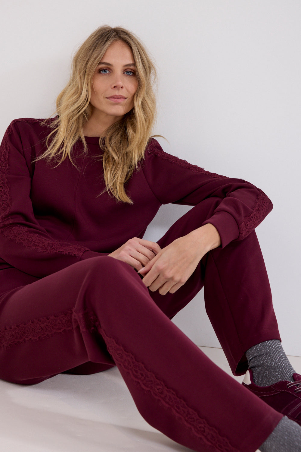 Tramontana technische sweatbroek met lurex details en tunnelkoord in de taille, kleur pomegranate, model C12-21-101.
