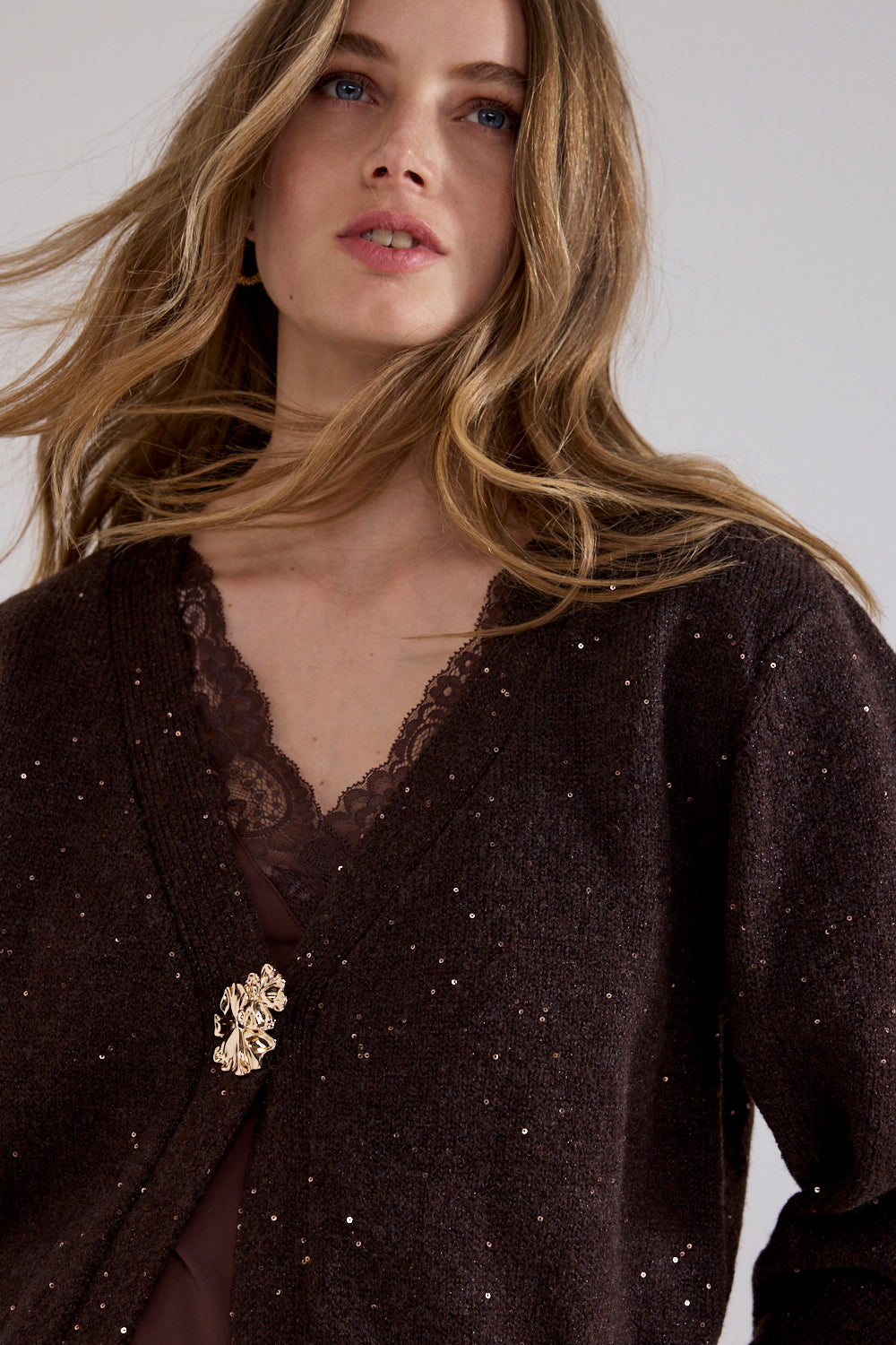Elegante chocoladebruine vest van Tramontana met knopen, perfect voor stijlvolle winterkleding.