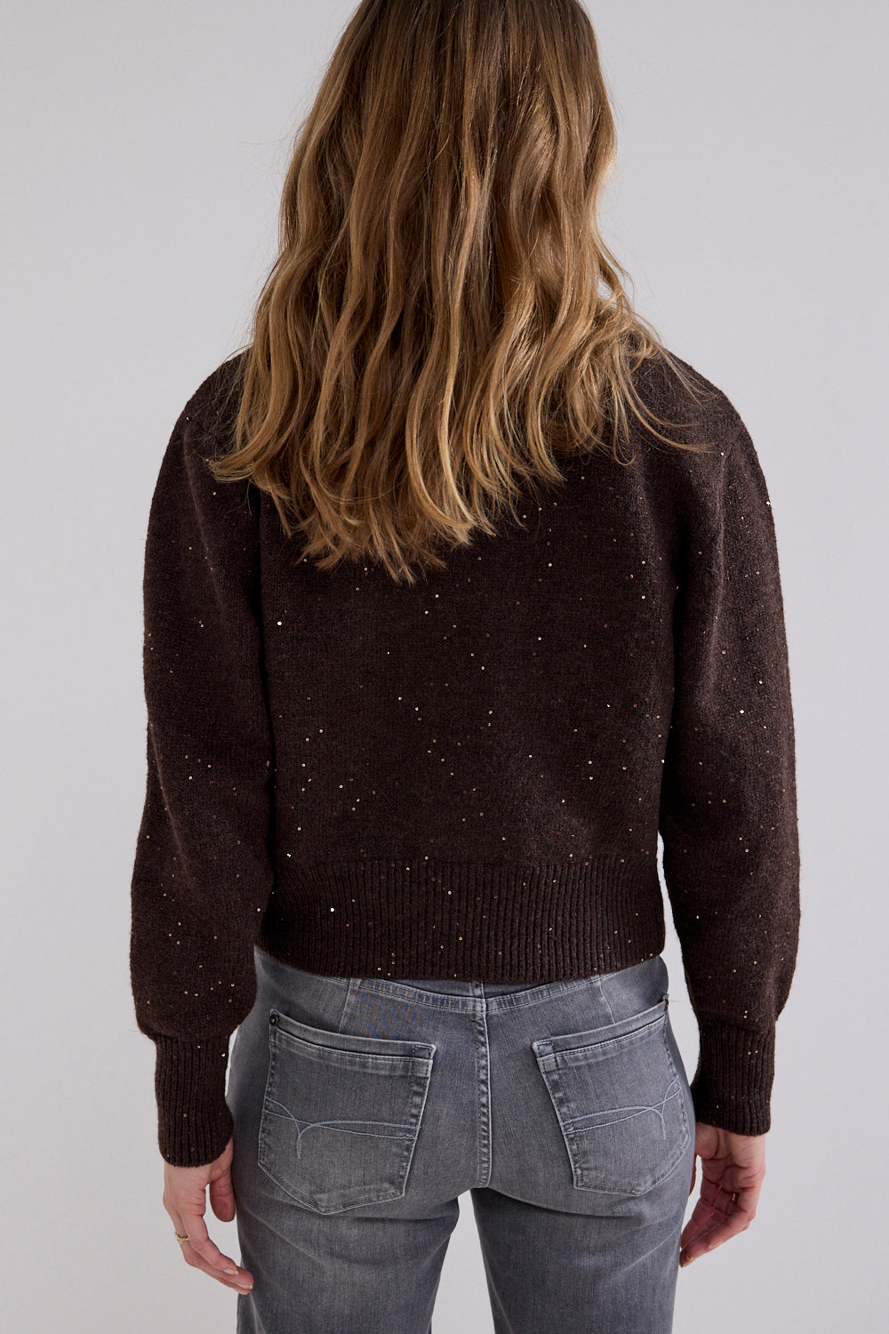 Donkere chocolade fancy knoop vest van Tramontana met decoratieve knopen, zicht vanaf de voorkant op een witte achtergrond.
