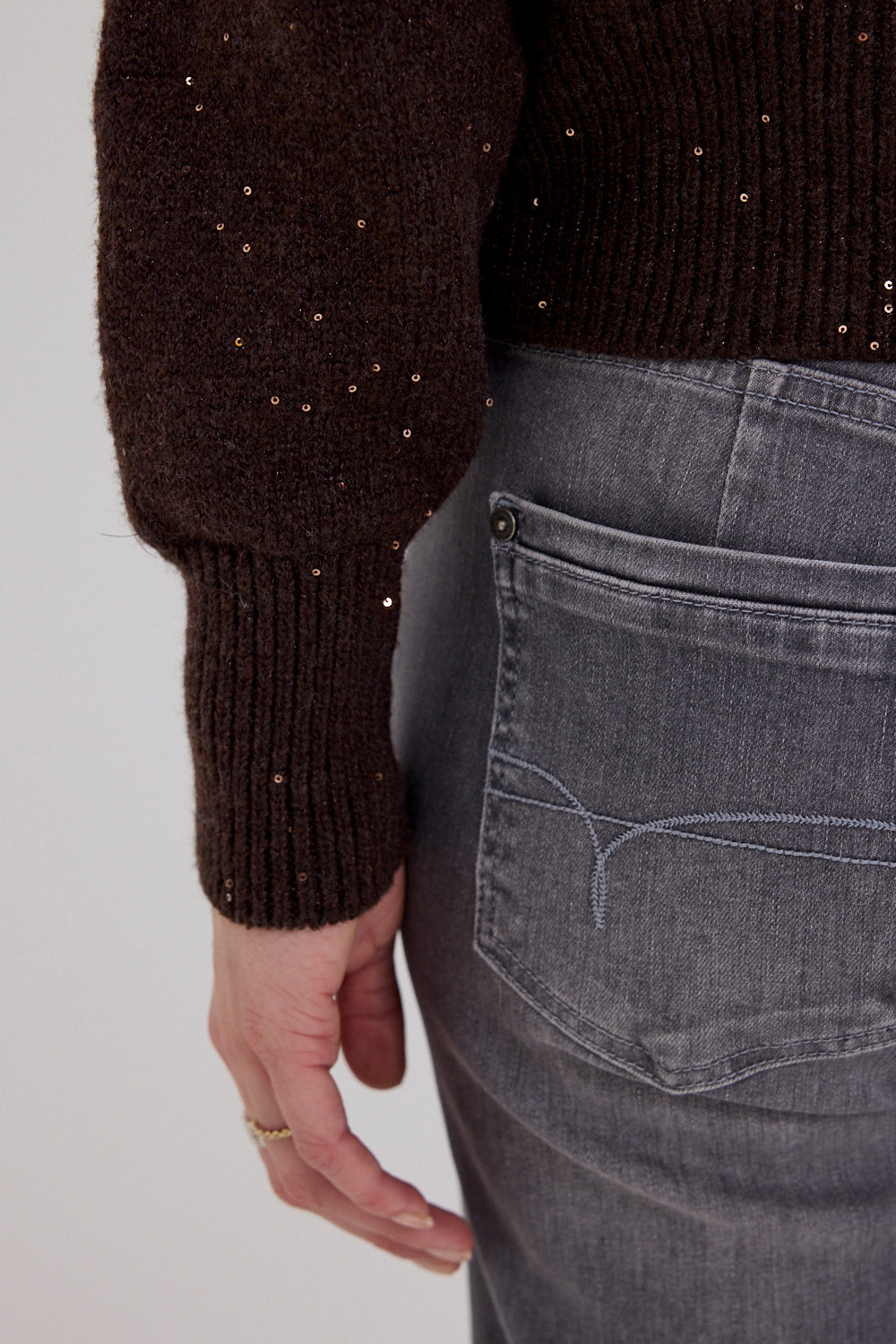 Donkere chocolade vest van Tramontana met decoratieve knopen, stijlvol en warm voor dames.