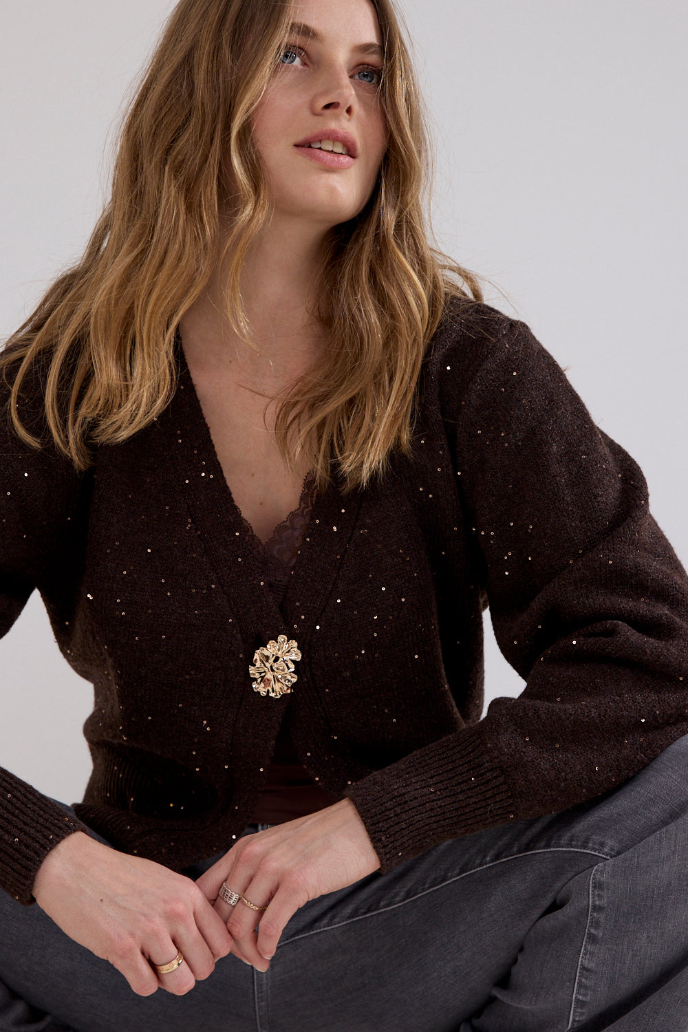 Donkere chocolade vest van Tramontana met knopen, stijlvolle en warme damesmode, close-up van de textuur en knoopdetails