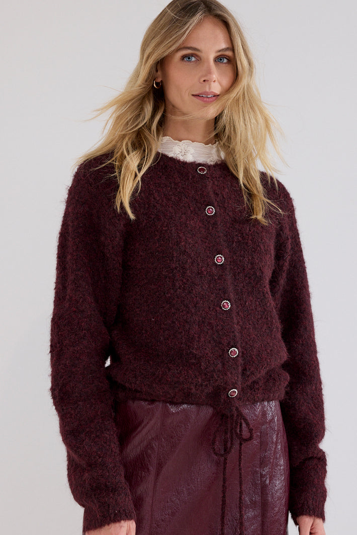 Lichte rode puff mouw vest van Tramontana met pomegranate kleur, op een witte achtergrond, stijlvolle winterjas.