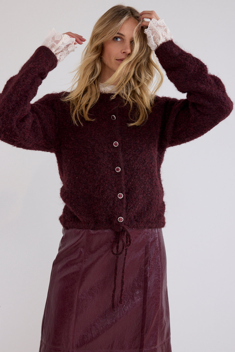 Lichte pufferjas met lange mouwen en kersenrode kleur, Tramontana puff sleeve vest voor dames, modieus en warm.