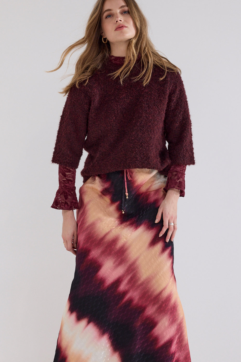 Lichte boucle trui van Tramontana in de kleur pomegranate met ronde hals en comfortabele pasvorm, geschikt voor herfst en winter.