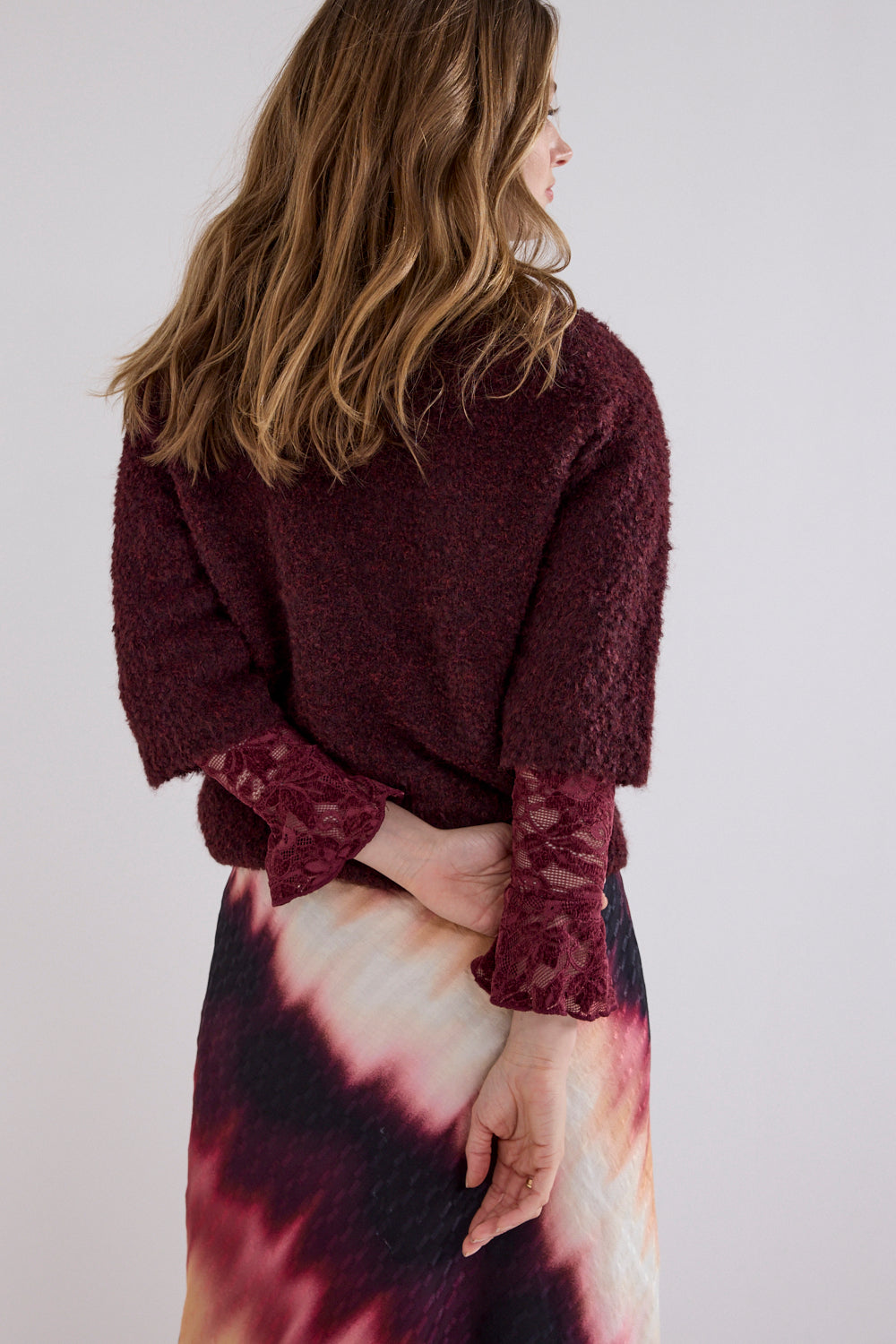 Donkerrode boucle trui van Tramontana met ronde hals en zachte textuur, gedragen door model.