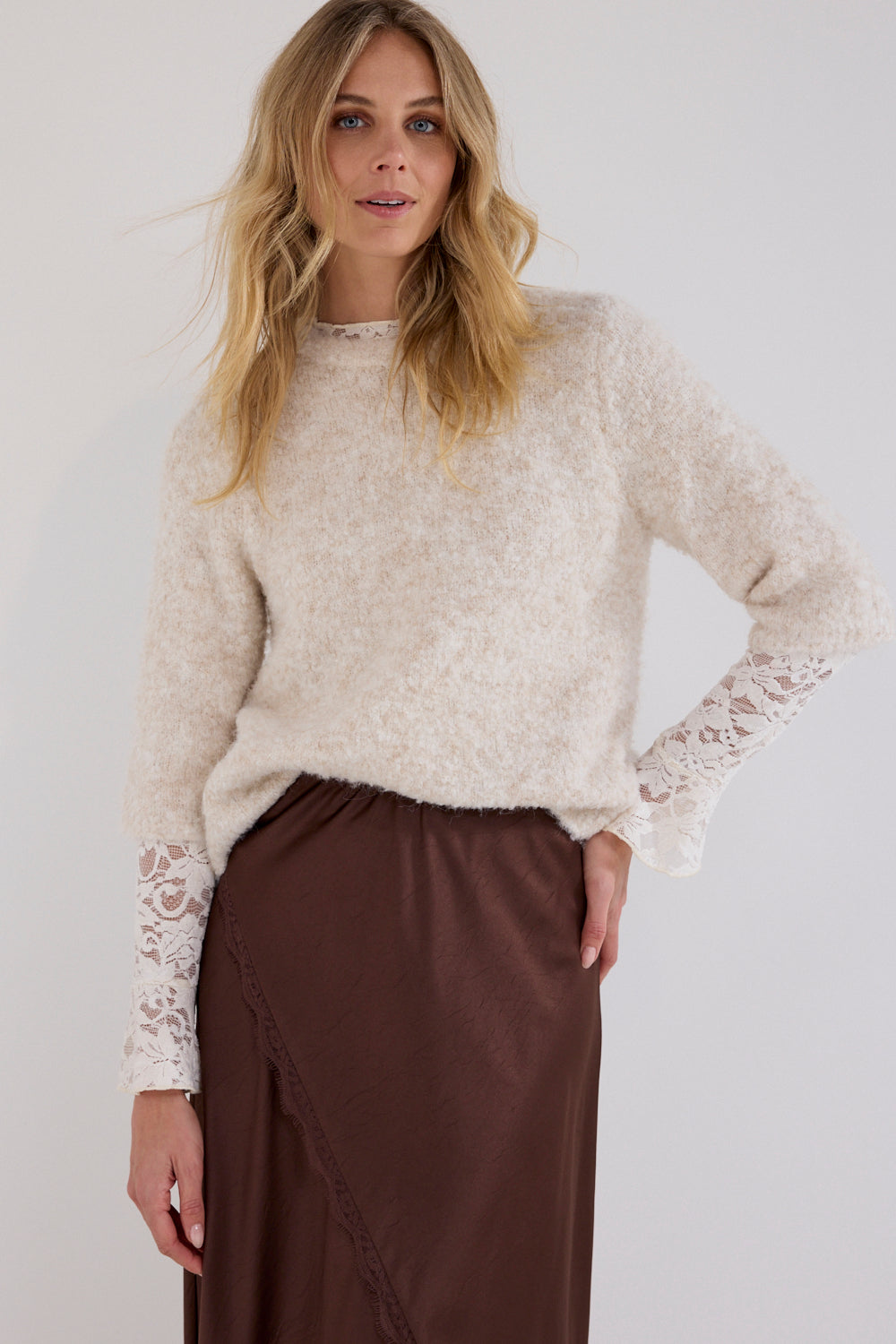 Zacht velvet top met stretch en kantdetails van Tramontana, elegant en comfortabel voor dames, in een mooie donkere kleur