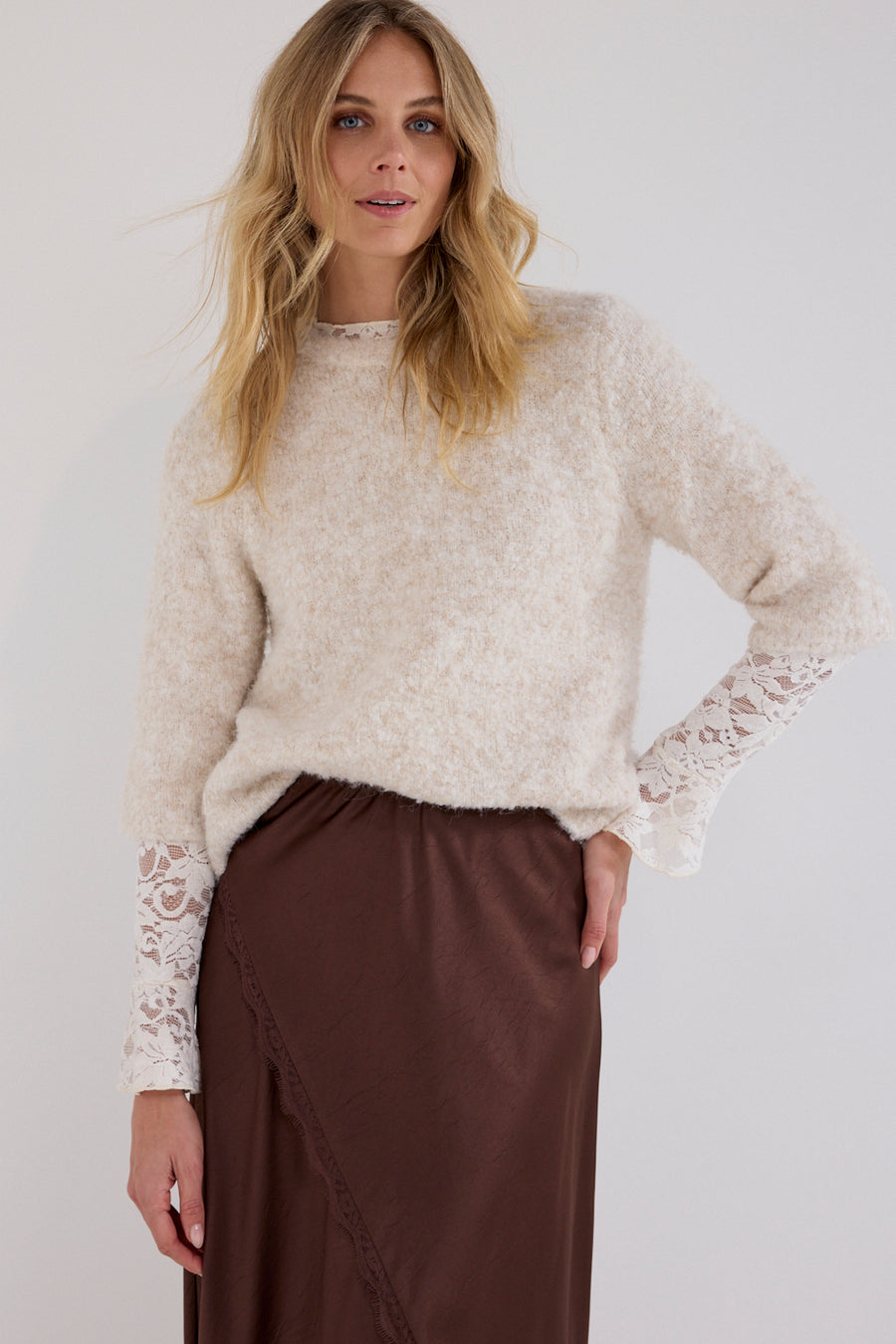 Zacht velvet top met stretch en kantdetails van Tramontana, elegant en comfortabel voor dames, in een mooie donkere kleur