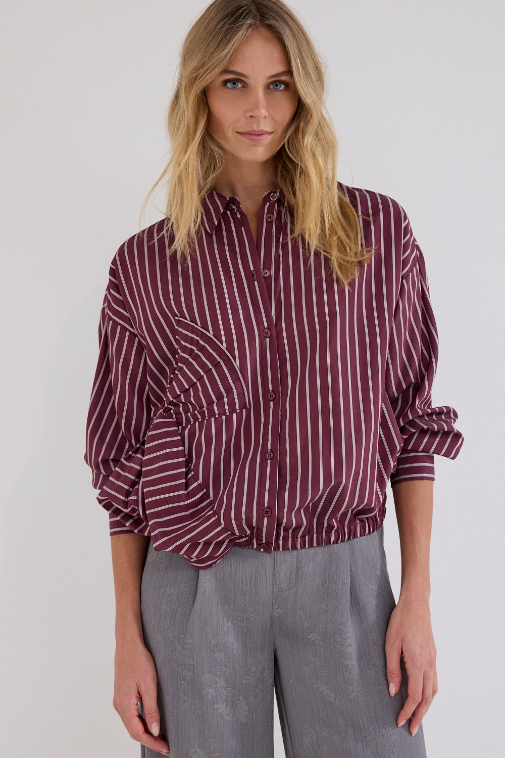 Blouse van Tramontana met strikapplicatie en granaatkleurige details, modieuze damesblouse voor elegante uitstraling