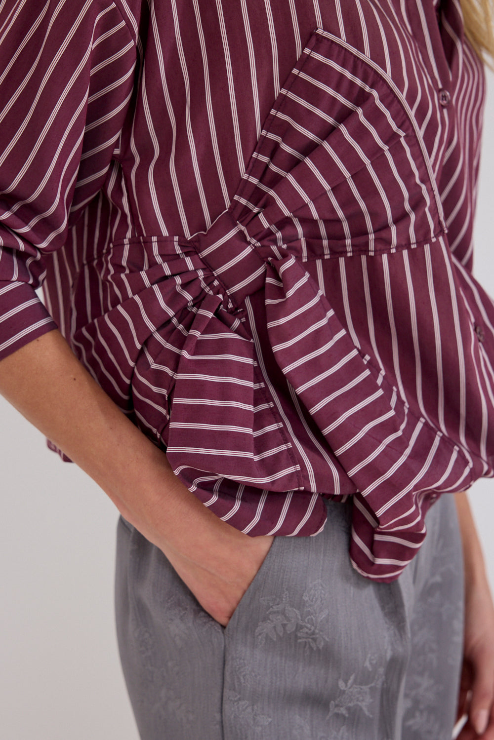 Lichte Tramontana blouse met strik en granaatappel applicatie, elegante damesblouse met details, model C51-21-301.