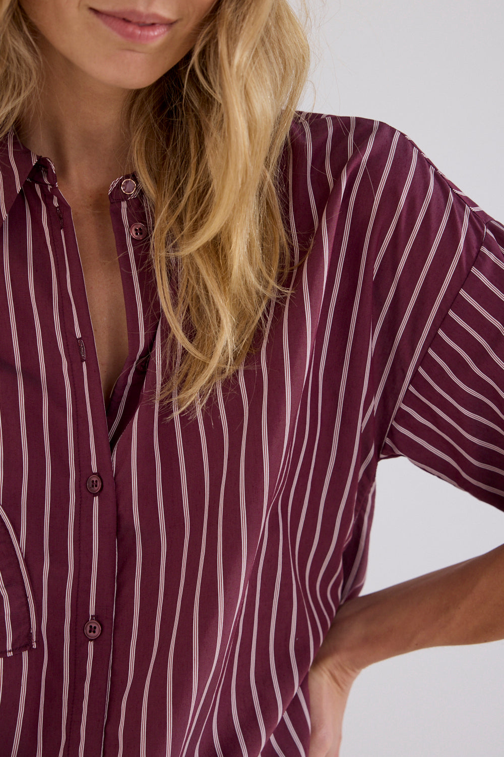 Blouse Tramontana met strik en appliqué details in granaat, modieuze damesblouse voor elegante uitstraling