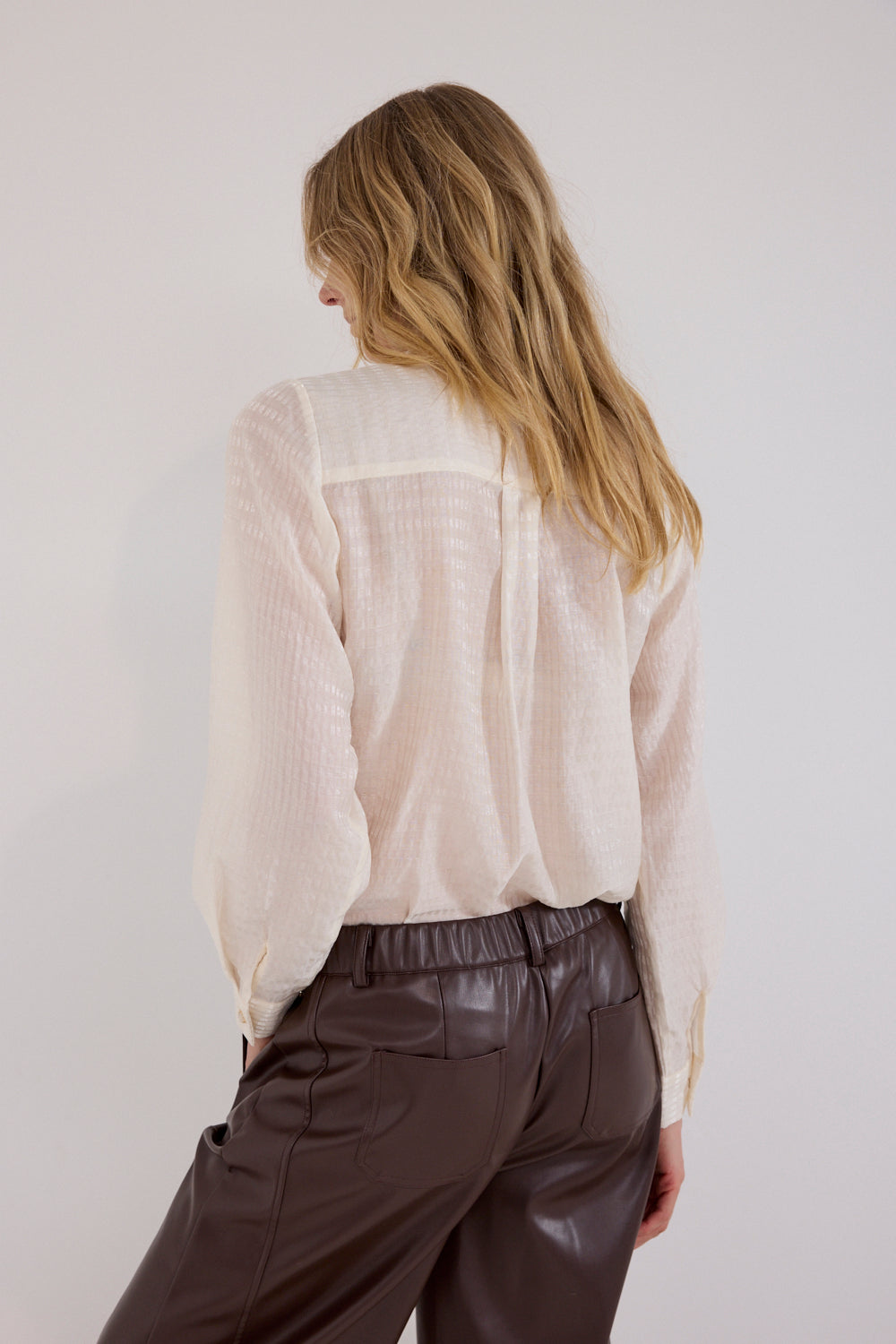 Donkere chocolade bruine broek Tramontana Barrel Fit Pu met rechte snit, zichtbaar in de afbeelding.