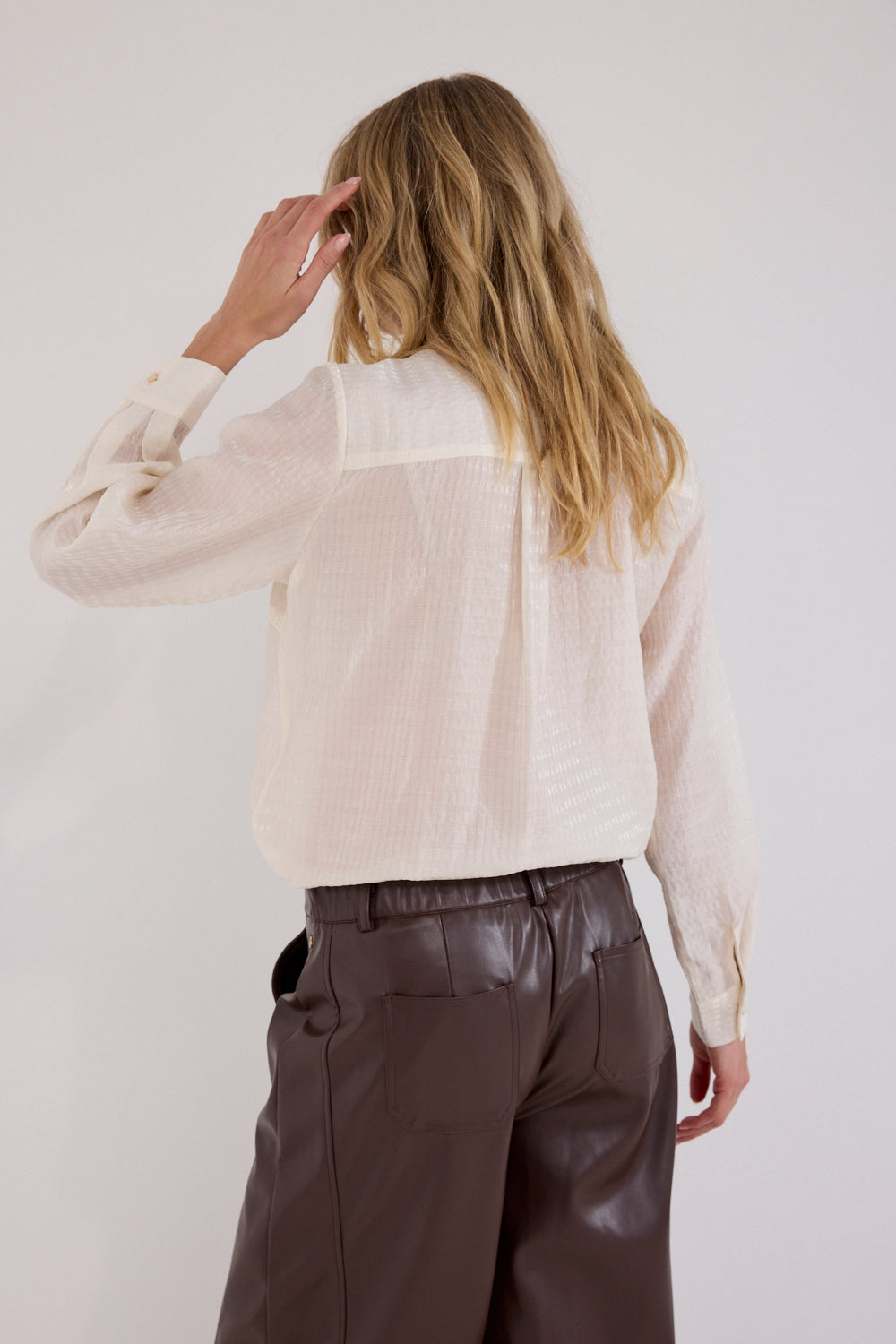 Blouse van Tramontana met strass details en knoopsluiting, witte placket en stijlvolle uitstraling, zichtbaar in de afbeelding.