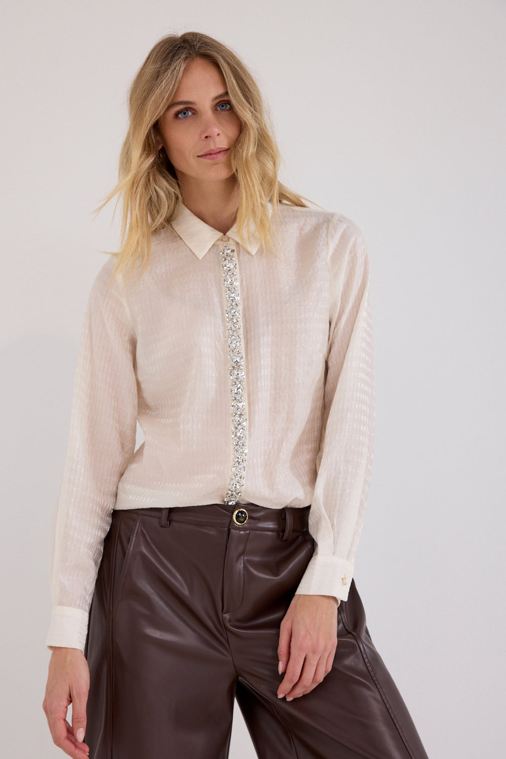 Lichte witte Tramontana blouse met strass details en knoopsluiting, modieus en elegant voor dames.