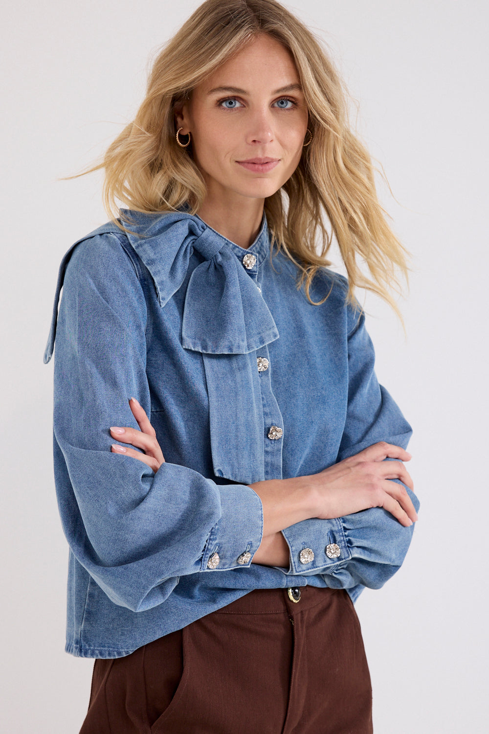 Blouse van denim met strikdetail in middelblauw door Tramontana, close-up van de stof en ontwerp.