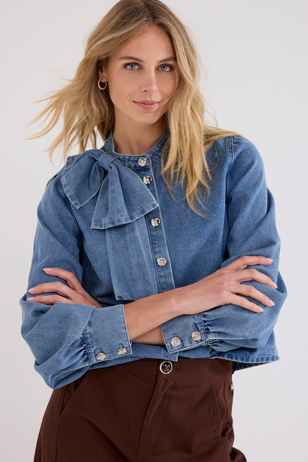 Blouse van denim met strikdetail in middengrijs blauw door Tramontana, close-up van de blouse met details zichtbaar