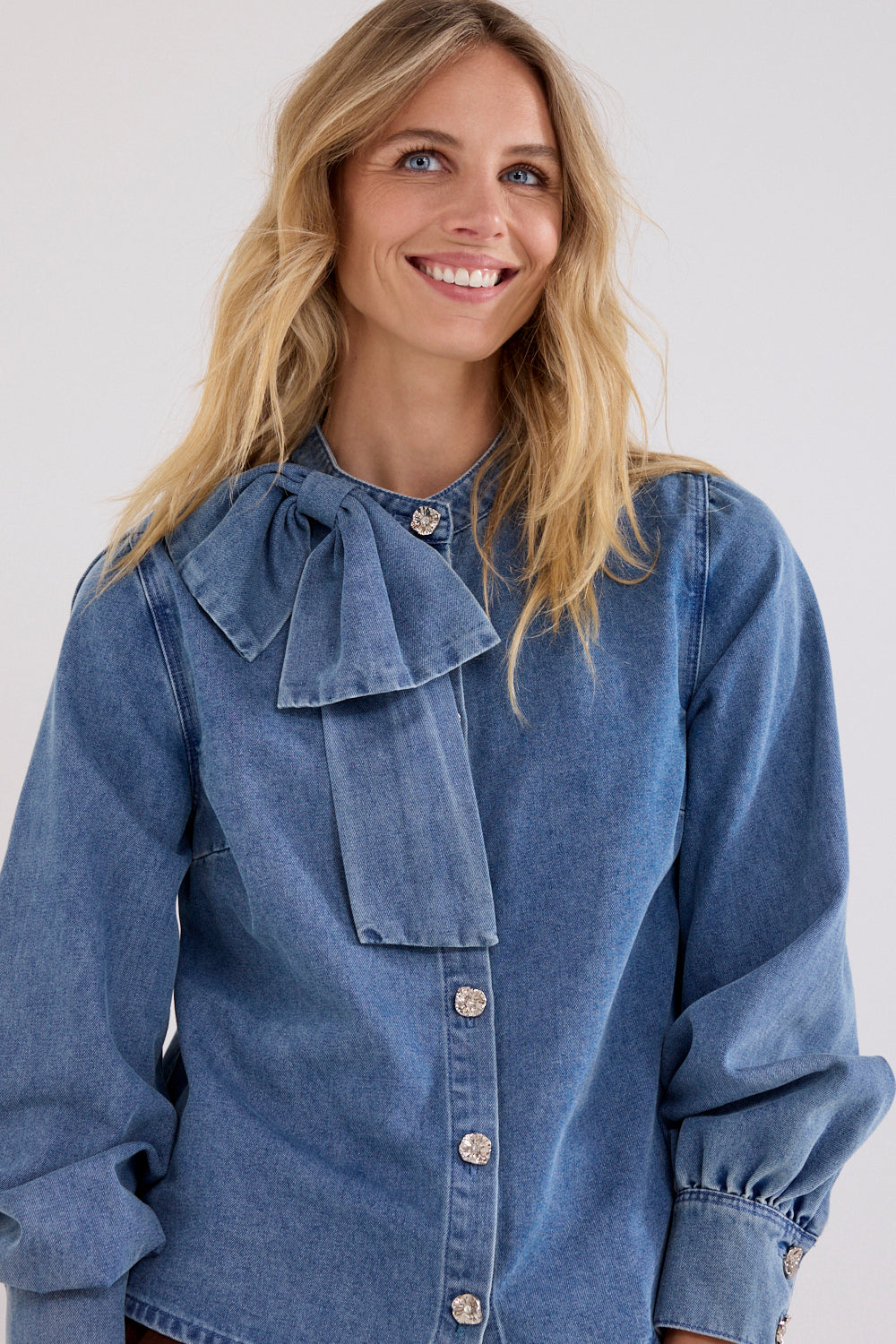 Blouse van denim met strikdetail in middelblauw, Tramontana, modieuze damesblouse met casual stijl.