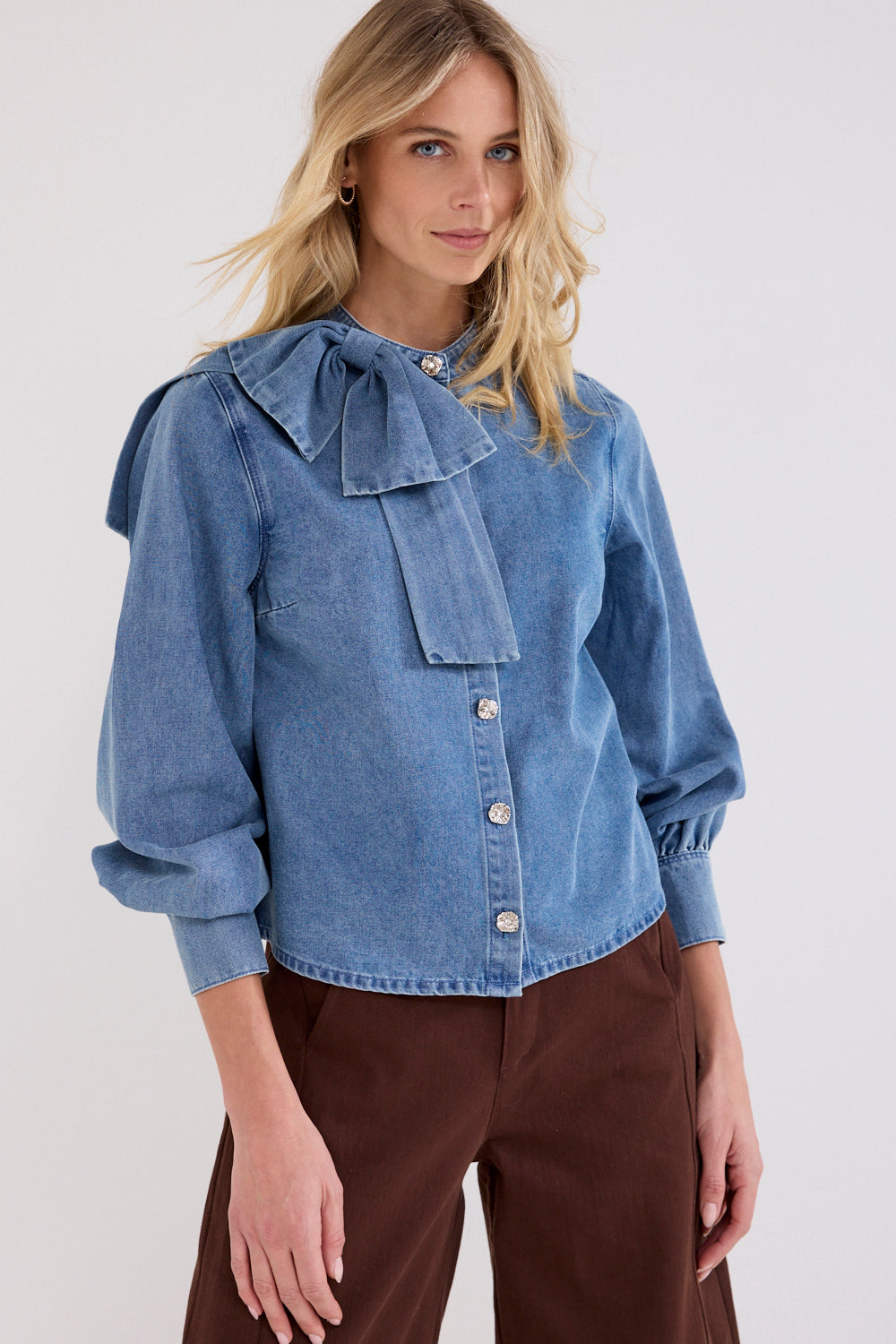 Blouse van denim met strikdetail in mediumblauw door Tramontana, zichtbaar met knoopsluiting en lange mouwen.
