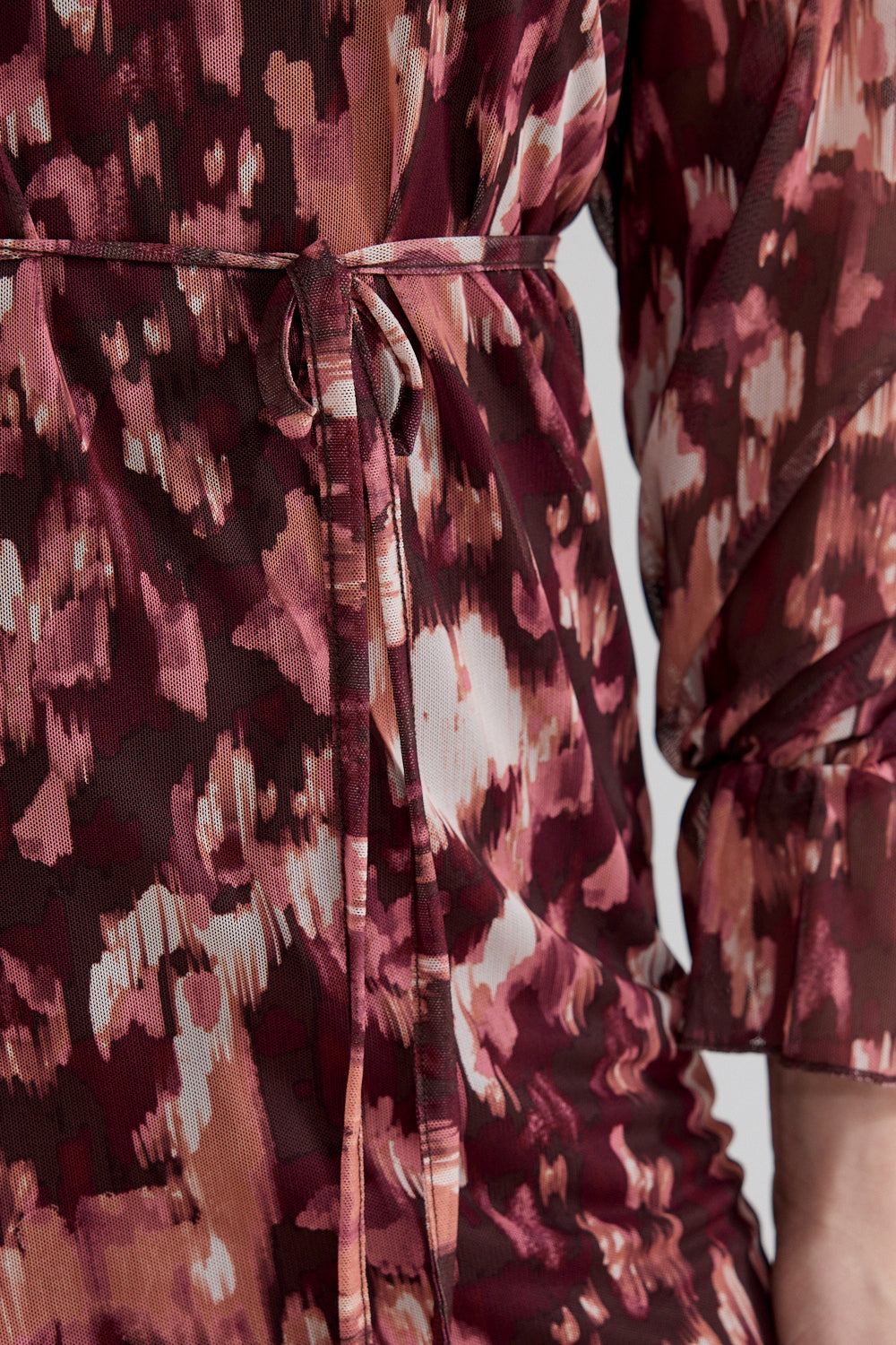 Kleurrijke Tramontana jurk Berry Blaze Print met bloemenmotief, korte mouwen en stijlvolle pasvorm.