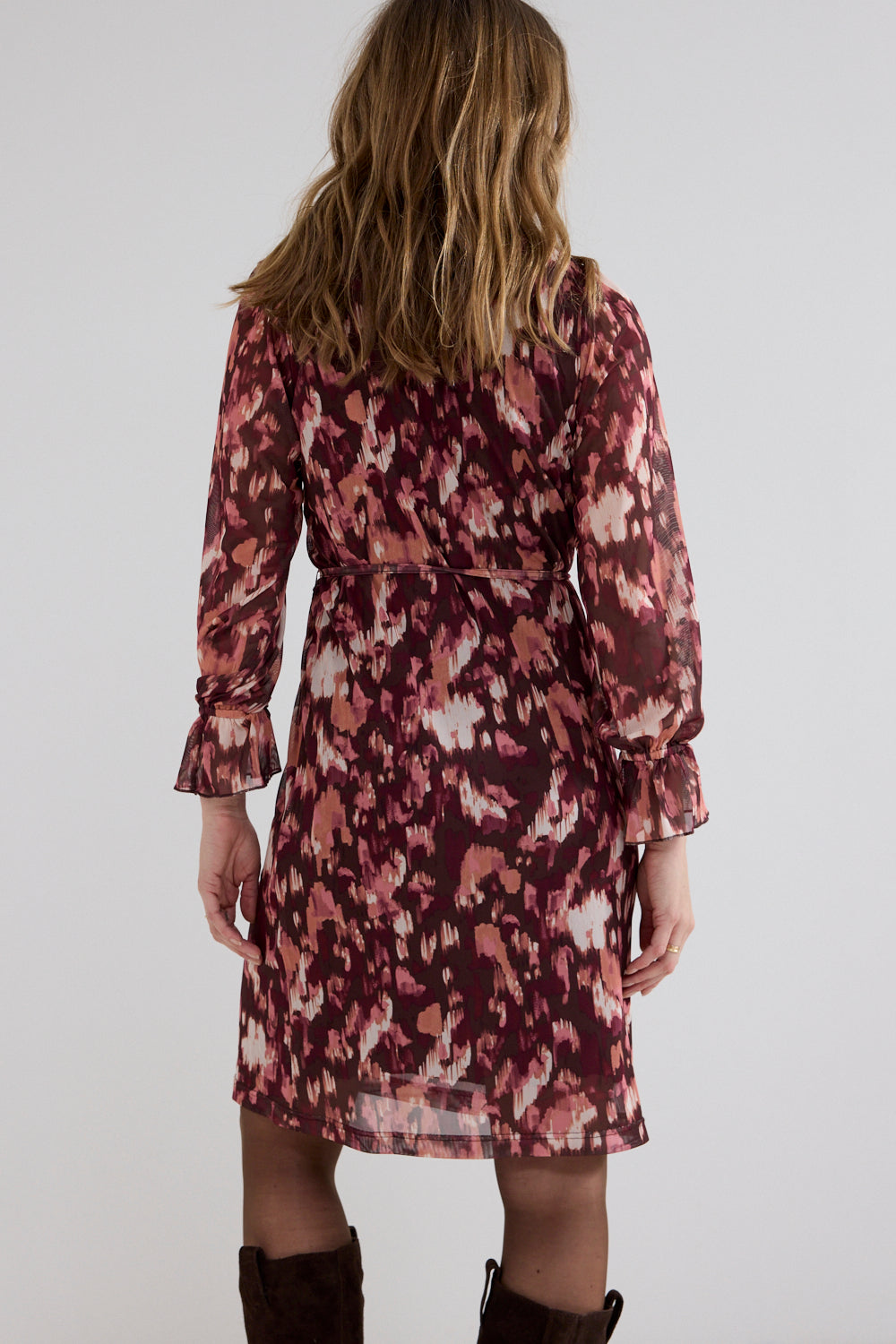 Lange jurk Tramontana Berry Blaze Print met kleurrijke bloemenprint, stijlvolle snit en elegante uitstraling.