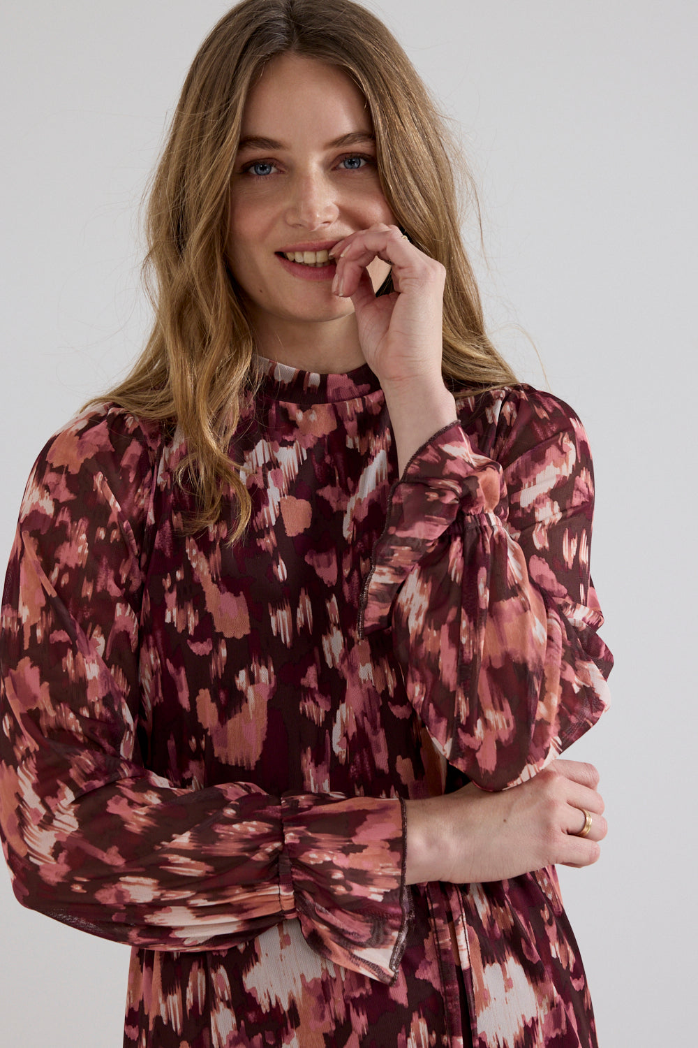 Lange Tramontana jurk Berry Blaze print met opvallende bloemenmotieven en comfortabele pasvorm, voor een stijlvolle look.