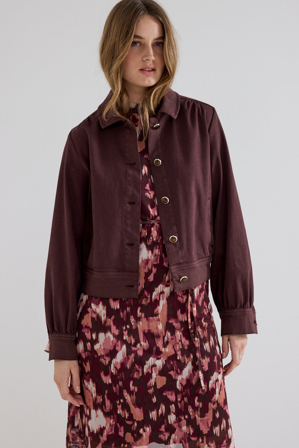 Tramontana jurk Berry Blaze Print in bloemenmotief, korte mouw, ronde hals, voor dames, modieus en comfortabel.